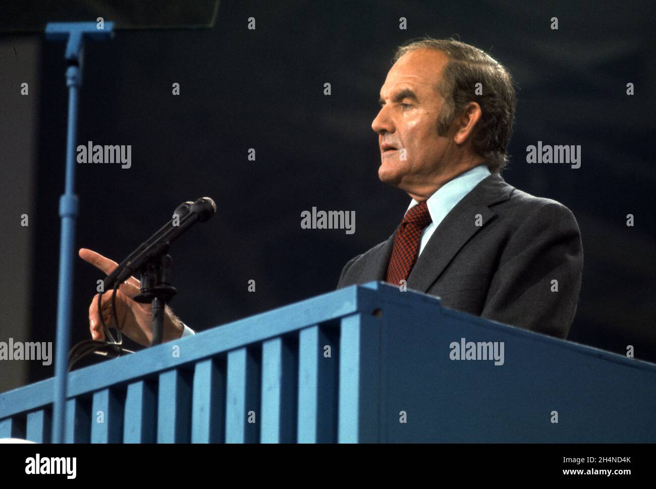 Der Senator der Vereinigten Staaten, George McGovern (Demokrat von South Dakota, Kandidat der Demokratischen Partei von 1972 für den Präsidenten der USA, hält am Donnerstag, den 13. Juli 1972, seine Dankesrede auf der Nationalversammlung der Partei im Miami Beach Convention Center in Miami Beach, Florida.Quelle: Arnie Sachs / CNP / MediaPunch Stockfoto