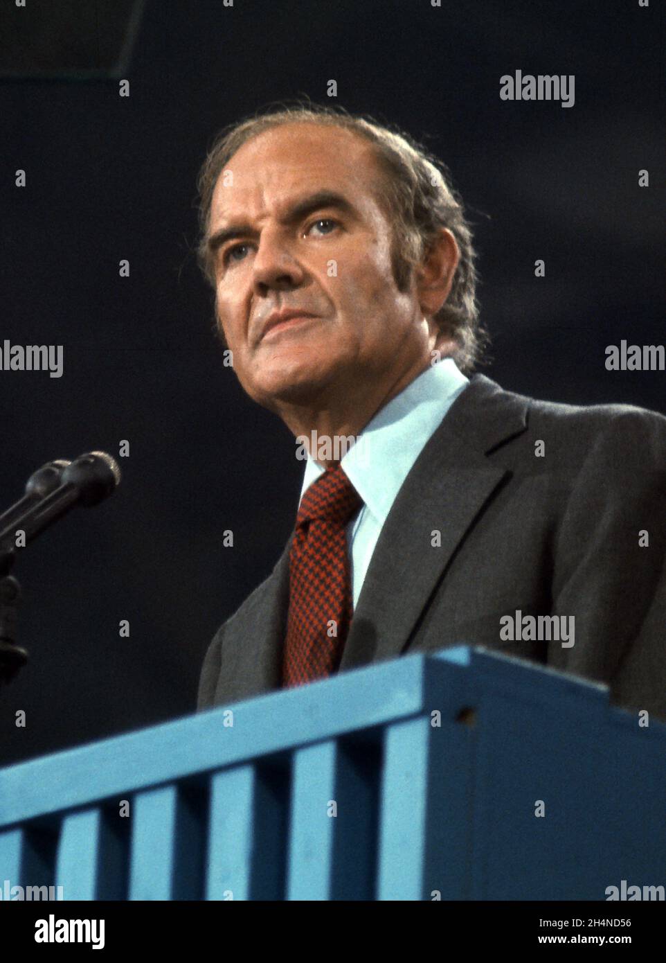 Der Senator der Vereinigten Staaten, George McGovern (Demokrat von South Dakota, Kandidat der Demokratischen Partei von 1972 für den Präsidenten der USA, hält am Donnerstag, den 13. Juli 1972, seine Dankesrede auf der Nationalversammlung der Partei im Miami Beach Convention Center in Miami Beach, Florida.Quelle: Arnie Sachs / CNP / MediaPunch Stockfoto