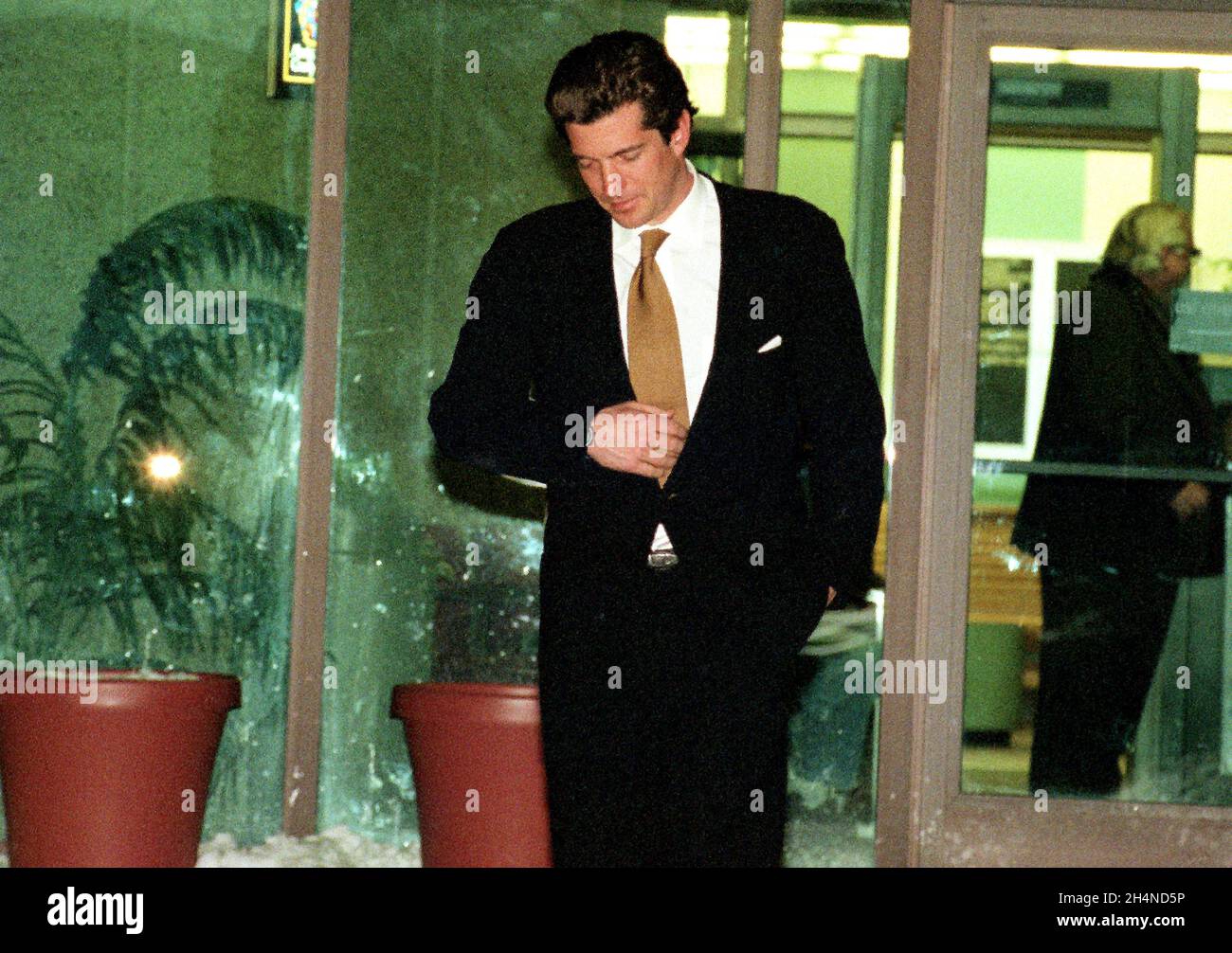 John F. Kennedy, Jr. verlässt das Montgomery County Inhaftierungszentrum in Rockville, Maryland, nachdem er am 11. März 1999 Mike Tyson eine Stunde lang zu Besuch war.Quelle: Ron Sachs / CNP (EINSCHRÄNKUNG: KEINE New York oder New Jersey Zeitungen oder Zeitungen im Umkreis von 75 Meilen von New York City) / MediaPunch Stockfoto