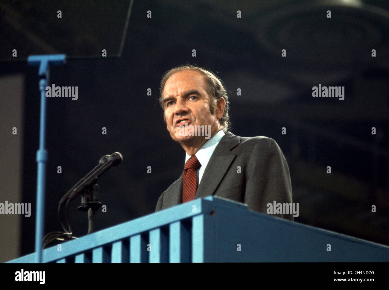 Der Senator der Vereinigten Staaten, George McGovern (Demokrat von South Dakota, Kandidat der Demokratischen Partei von 1972 für den Präsidenten der USA, hält am Donnerstag, den 13. Juli 1972, seine Dankesrede auf der Nationalversammlung der Partei im Miami Beach Convention Center in Miami Beach, Florida.Quelle: Arnie Sachs / CNP / MediaPunch Stockfoto