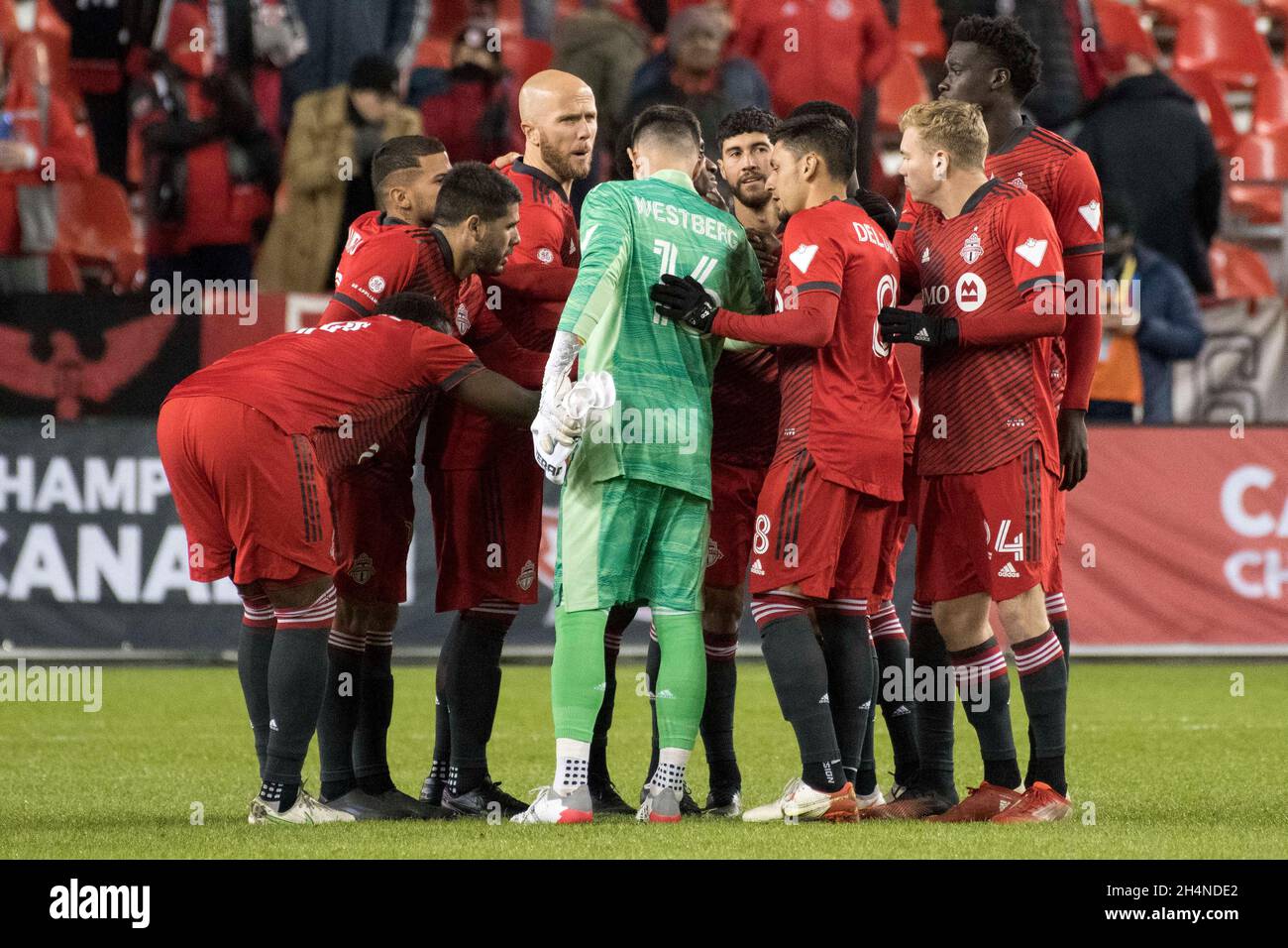 Toronto, Ontario, Kanada. November 2021. Spieler des FC Toronto huddeln vor dem CPL-Spiel zwischen dem FC Toronto und dem FC Pacific im BMO-Feld in Toronto (Bildquelle: © Angel Marchini/ZUMA Press Wire) Stockfoto