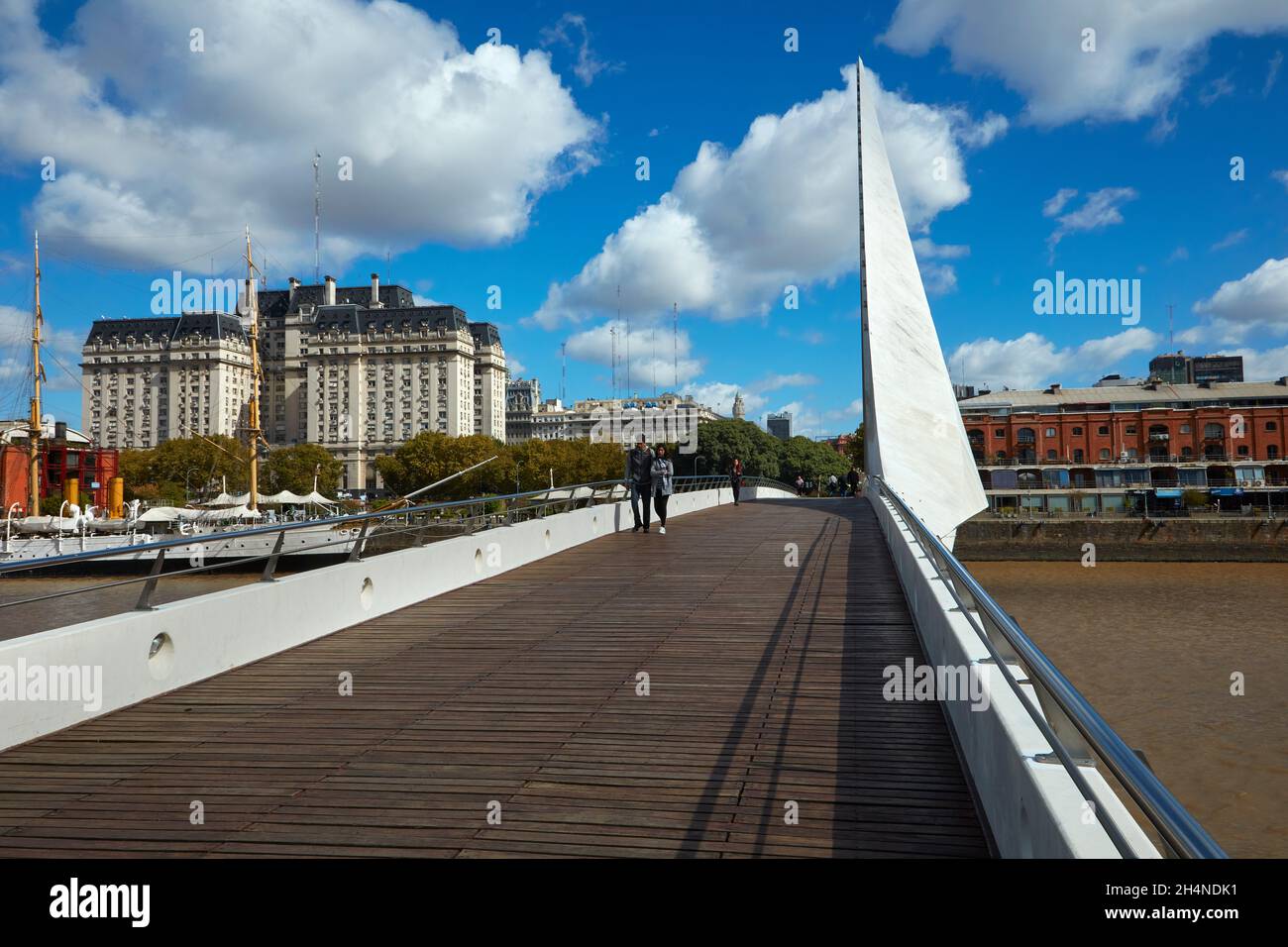 Puente de la Mujer (Frauenbrücke) über den Rio Darsena Sur und das Libertador-Gebäude, Puerto Madero, Buenos Aires, Argentinien, Südamerika Stockfoto