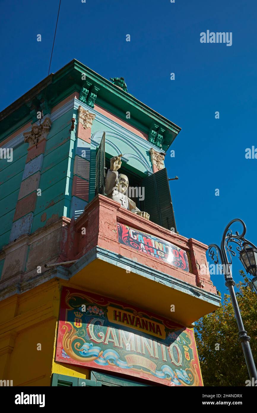 „Pope“ auf dem Balkon von El Caminito, La Boca, Buenos Aires, Argentinien, Südamerika Stockfoto