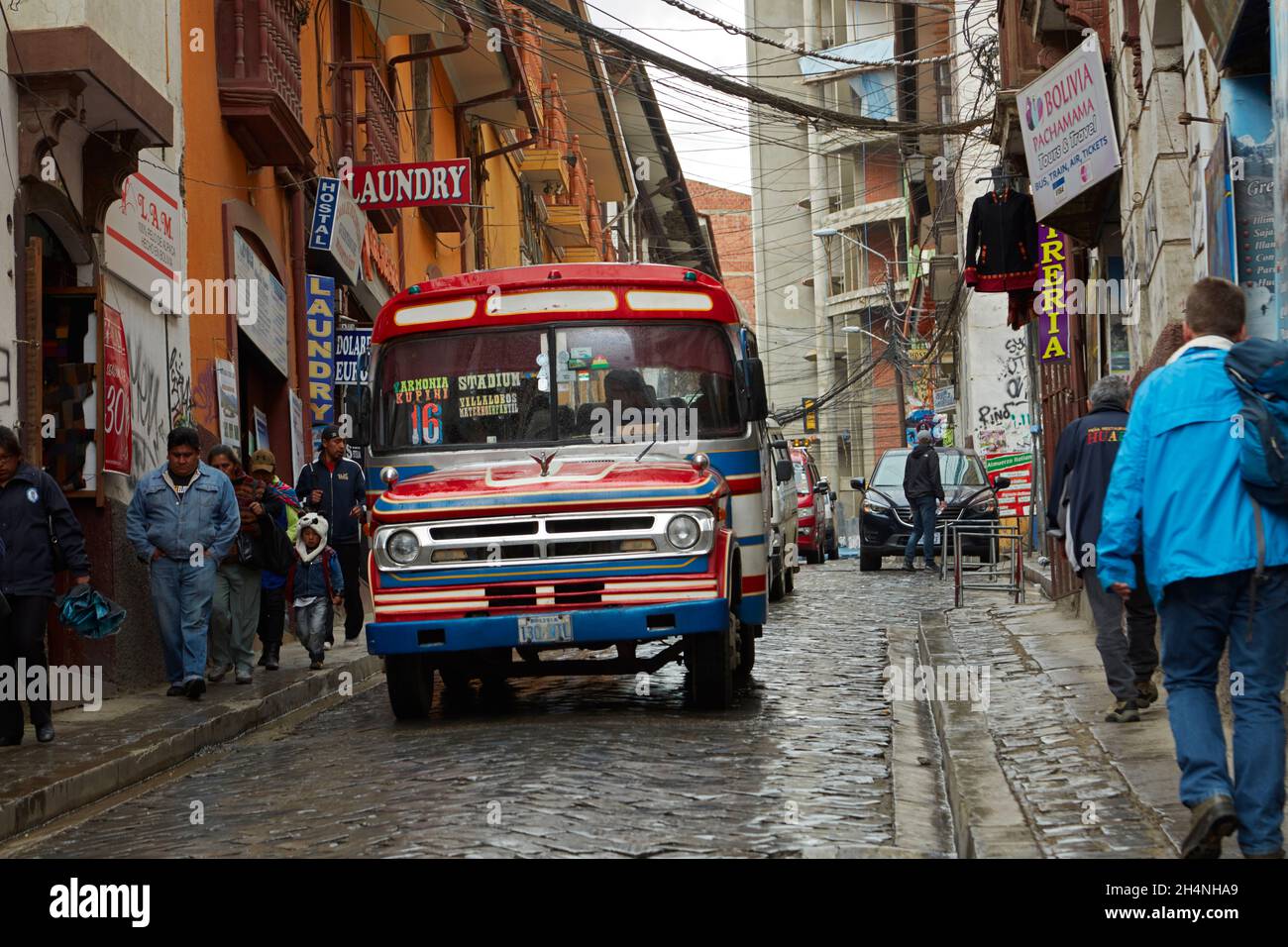 Bus auf den schmalen steilen Straßen von La Paz, Bolivien, Südamerika Stockfoto