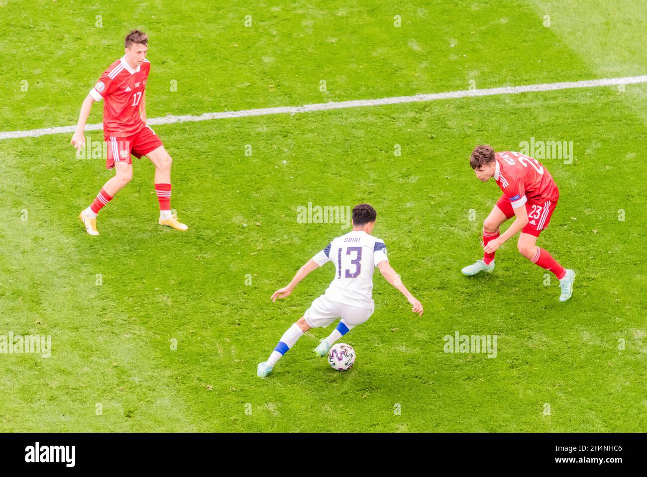 Sankt Petersburg, Russland – 16. Juni 2021. Der Mittelfeldspieler der finnischen Fußballnationalmannschaft Pyry Soiri gegen die russischen Spieler Aleksandr Golovin und Daler Kuzy Stockfoto