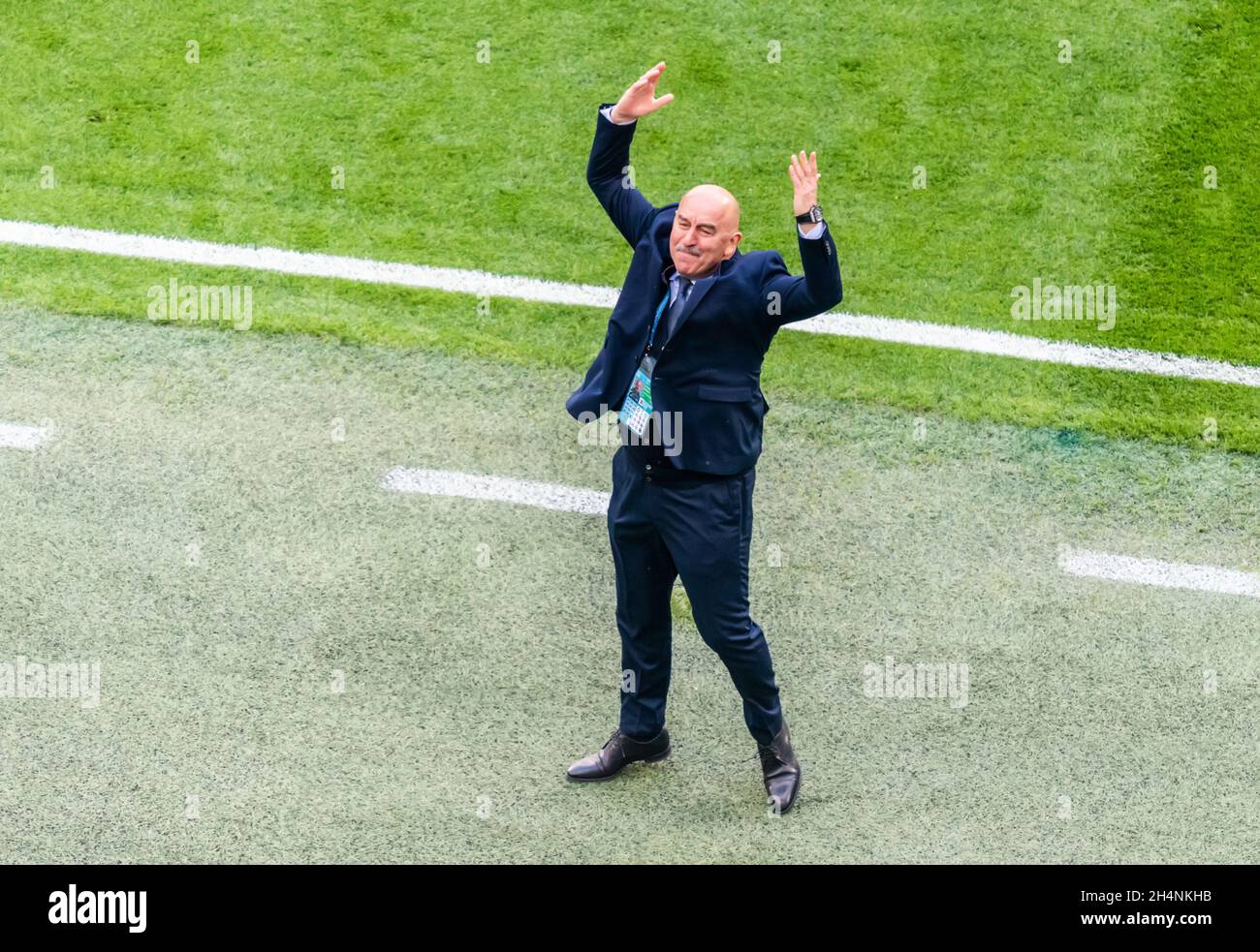 Sankt Petersburg, Russland – 16. Juni 2021. Trainer der russischen Fußballnationalmannschaft Stanislav Tschertschesow beim EM 2020-Spiel Finnland gegen Russland (0:1) Stockfoto