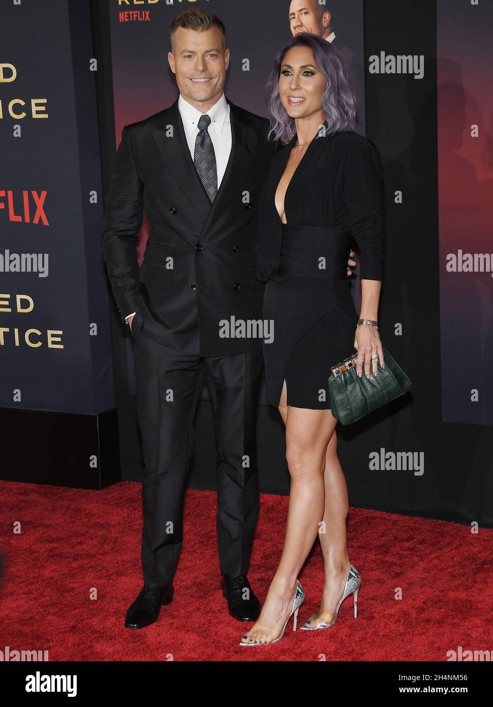 Los Angeles, USA. November 2021. (L-R) Rawson Marshall Thurber und Sarah Thurber kommen bei der RED NOTICE-Weltpremiere von Netflix an, die am Mittwoch, dem 3. November 2021, in LA Live in Los Angeles, CA, stattfand. (Foto: Sthanlee B. Mirador/Sipa USA) Quelle: SIPA USA/Alamy Live News Stockfoto