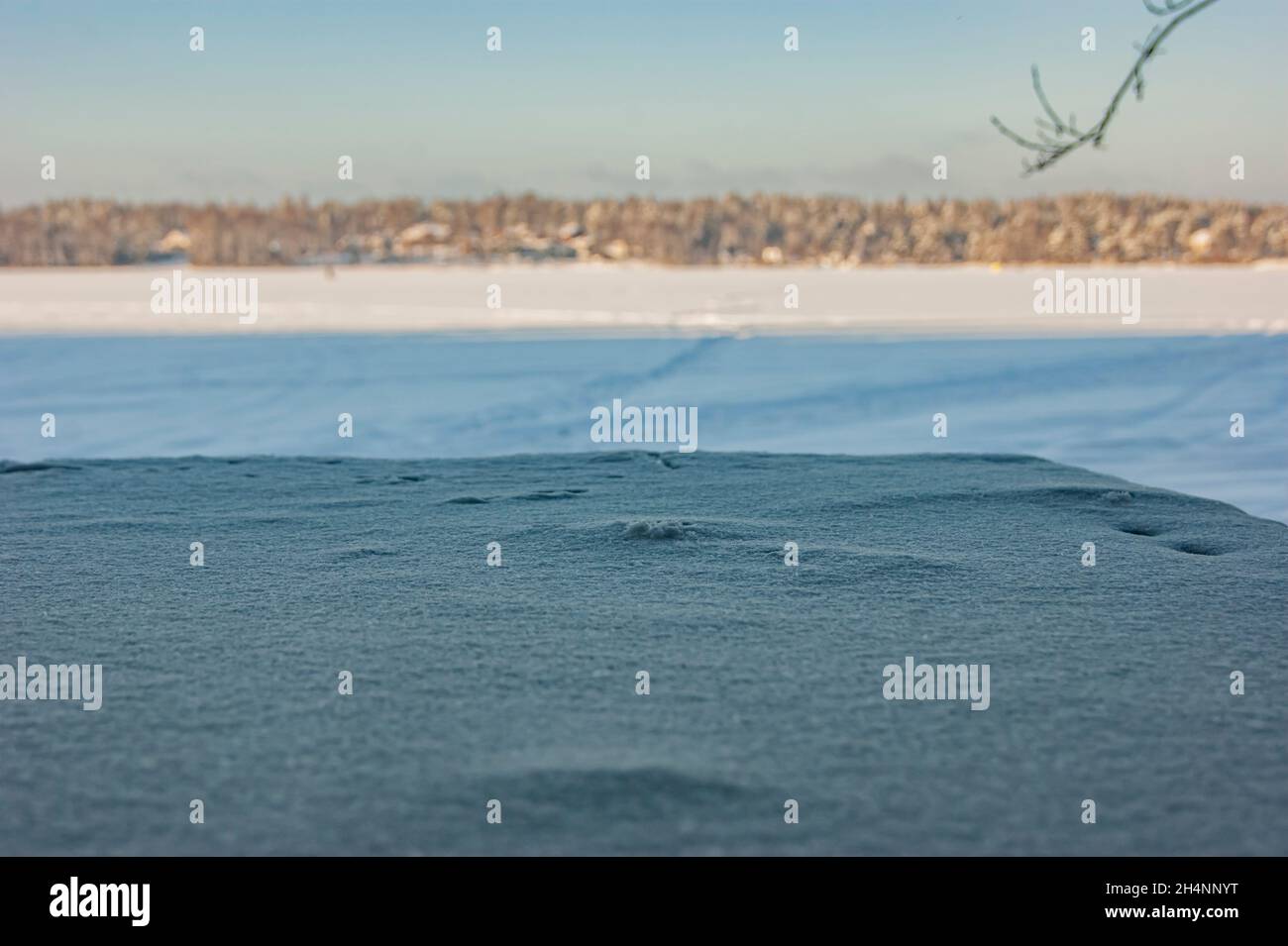 Gefrorener See. Die Kraft der Natur. Winterwüste, ausgebreitet auf dem See. Natürliche Natur Hintergrund. Stockfoto