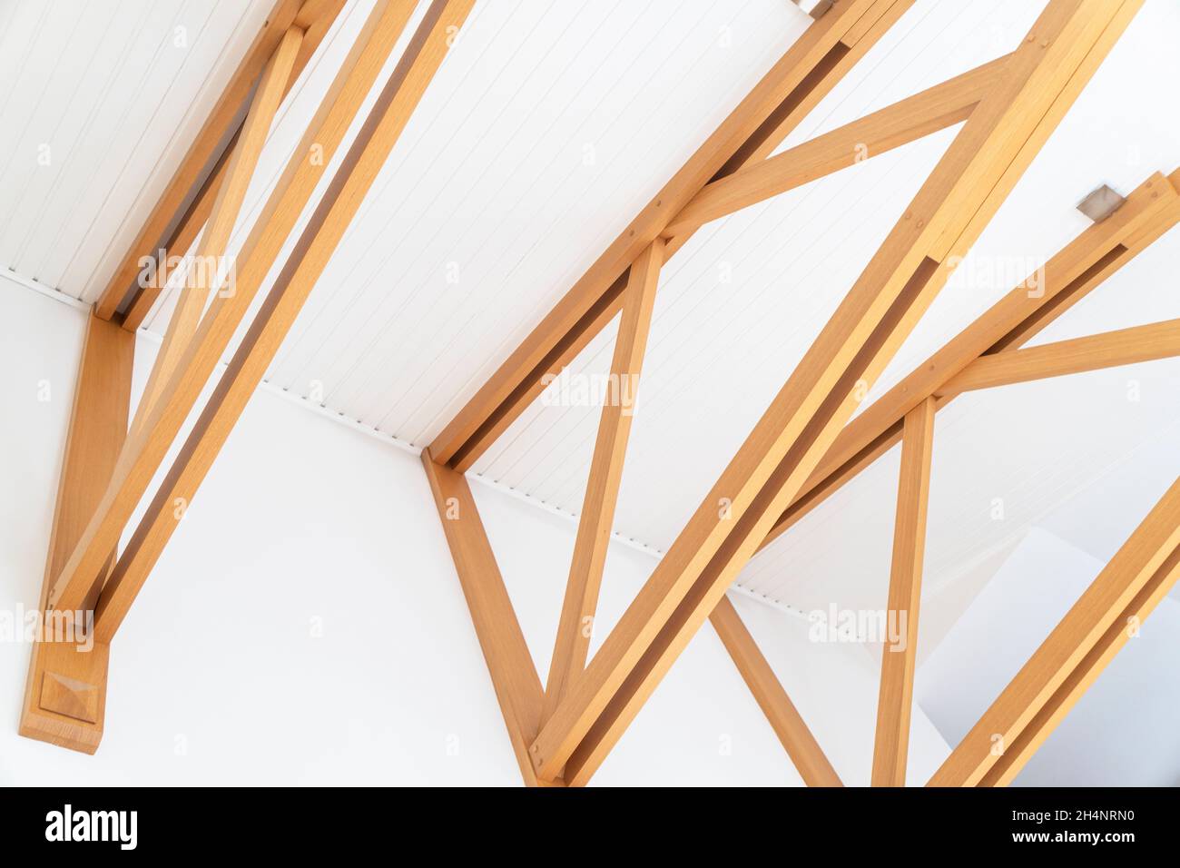 Innenausstattung im Holzdesign. Holzbalken Decke .Design-Element. Moderne Inneneinrichtung des Hauses. Bau von Holz Wohnzimmer Interieur Stockfoto