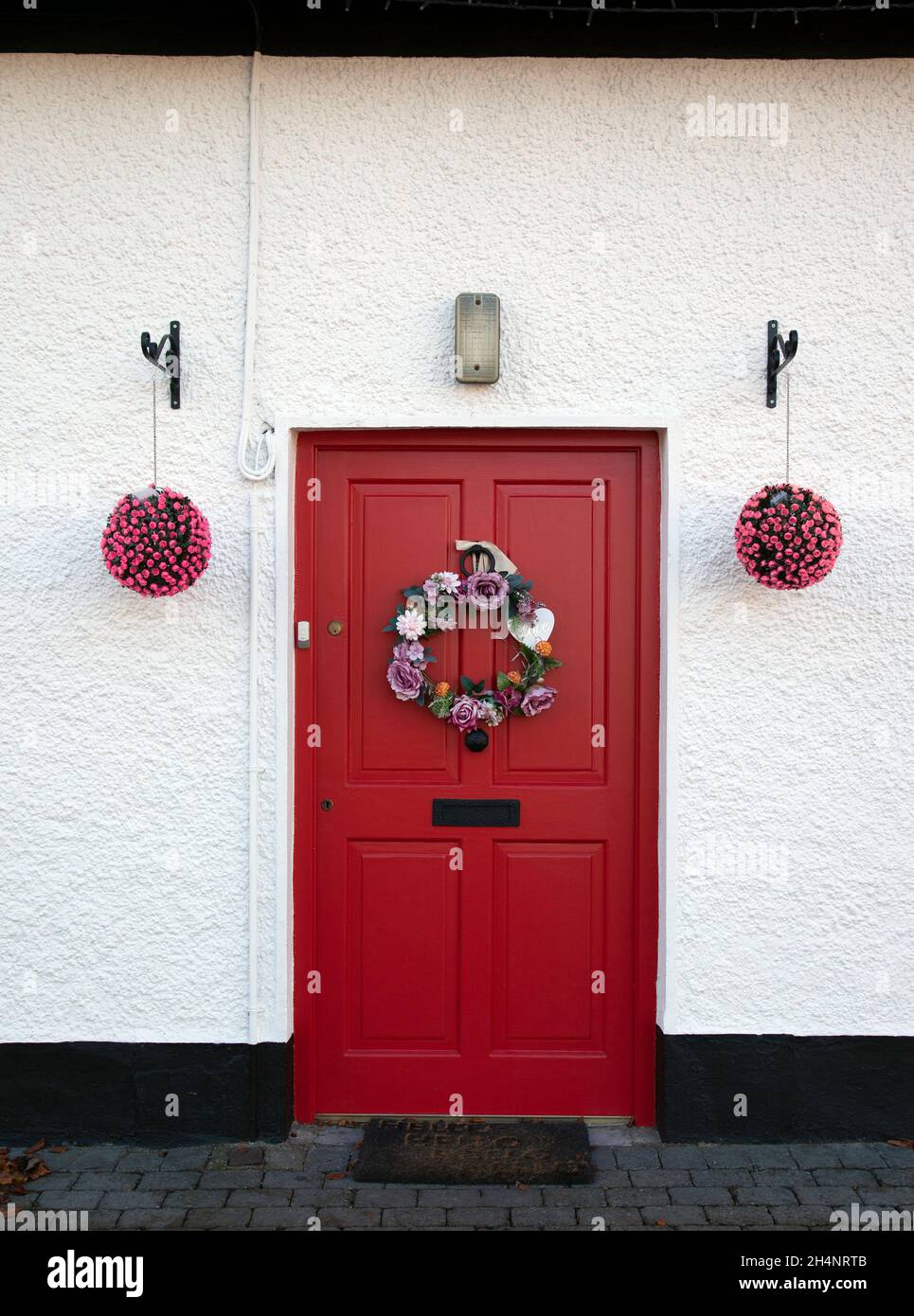 Attraktive Eingangstür im irischen Dorf Tallanstown, County Louth, Irland Stockfoto