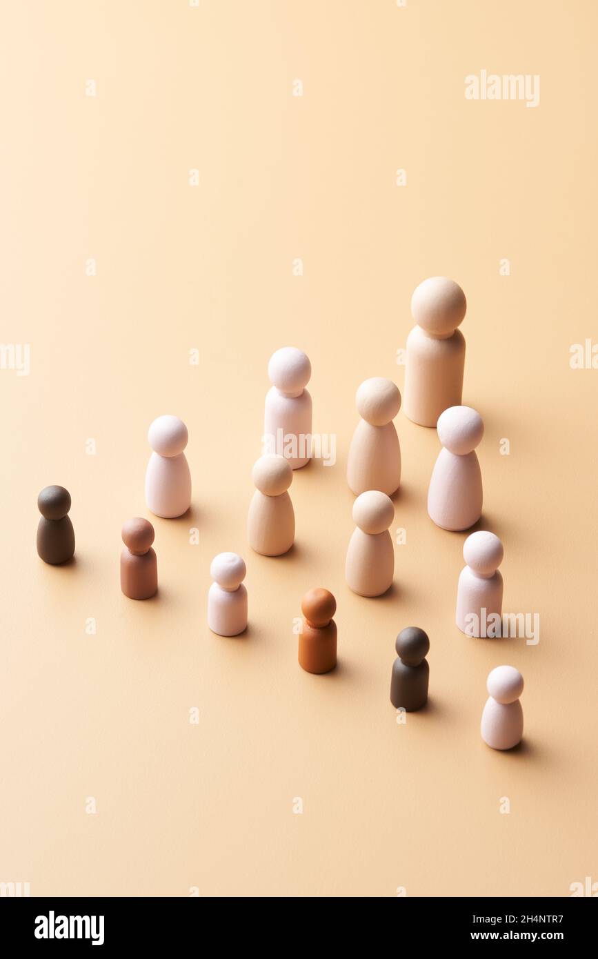 Von oben Figuren von verschiedenen Multi-Generationen-Eltern und Kinder in Pyramide angeordnet und repräsentieren verschiedene Familienrealitäten auf beige Backgroun Stockfoto