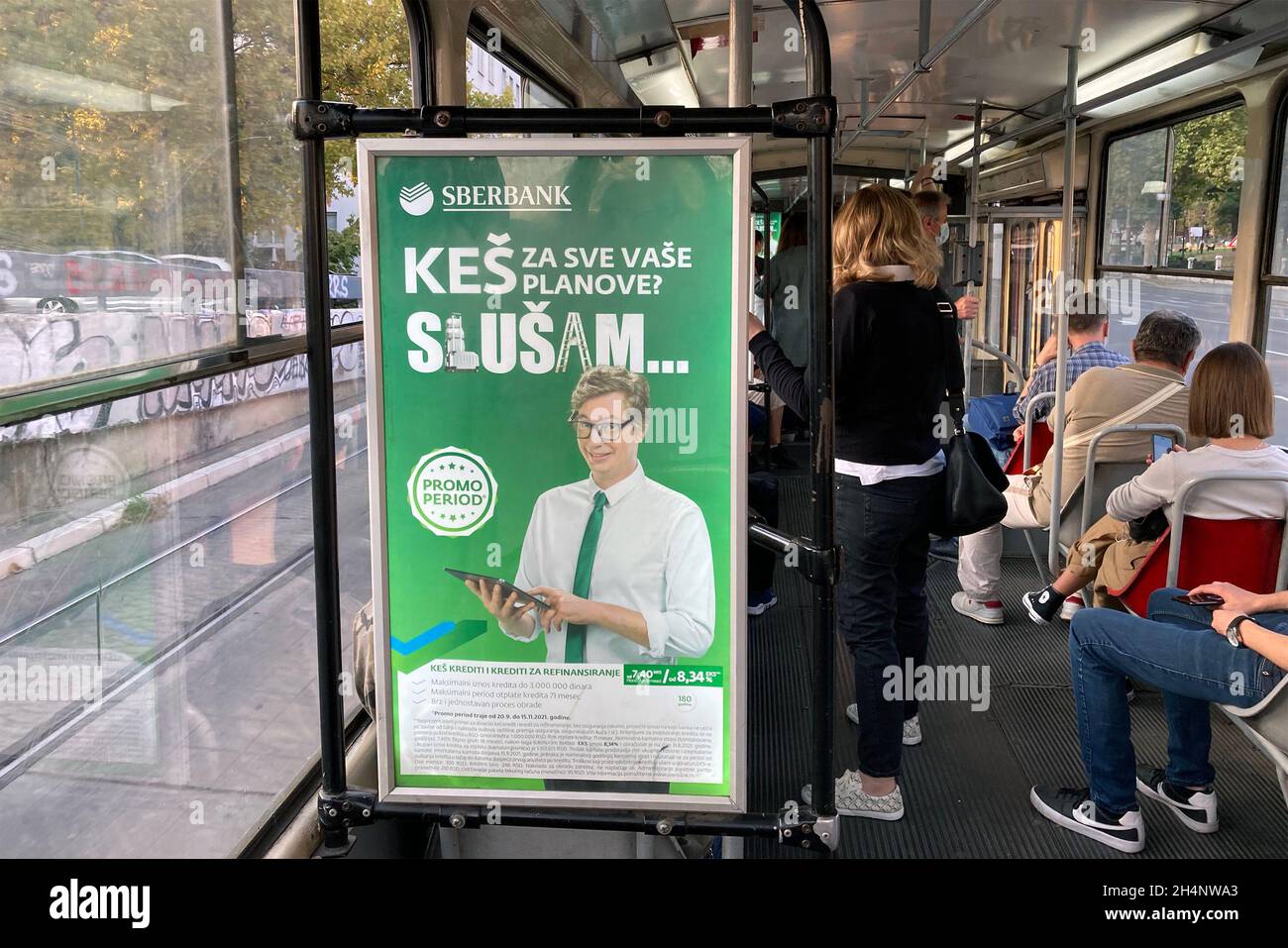 Serbien, Belgrad - 26. September 2021: Werbung in der Sberbank-Straßenbahn wird an AIK Banka verkauft Stockfoto