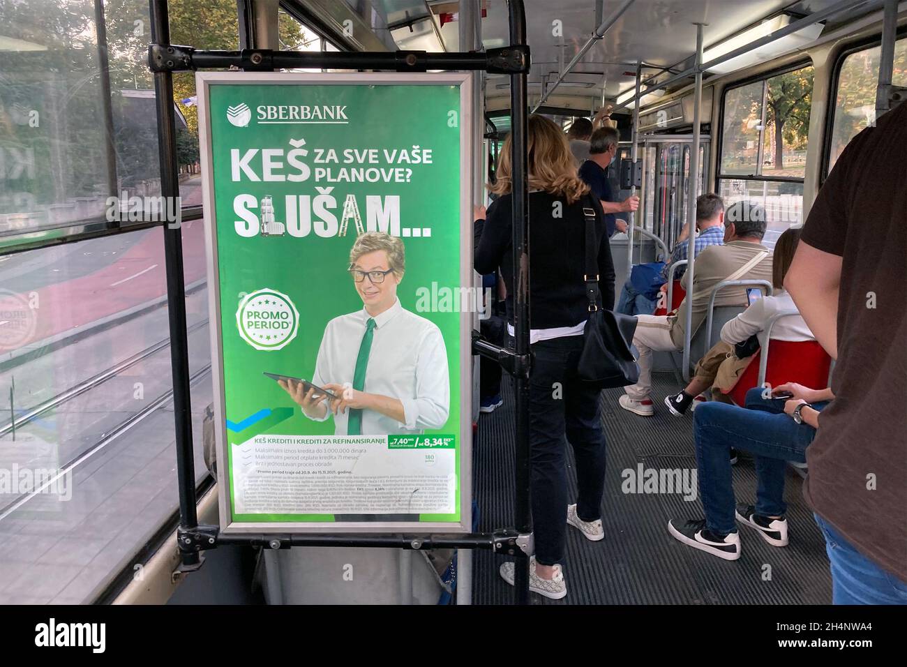 Serbien, Belgrad - 26. September 2021: Werbung in der Sberbank-Straßenbahn wird an AIK Banka verkauft Stockfoto