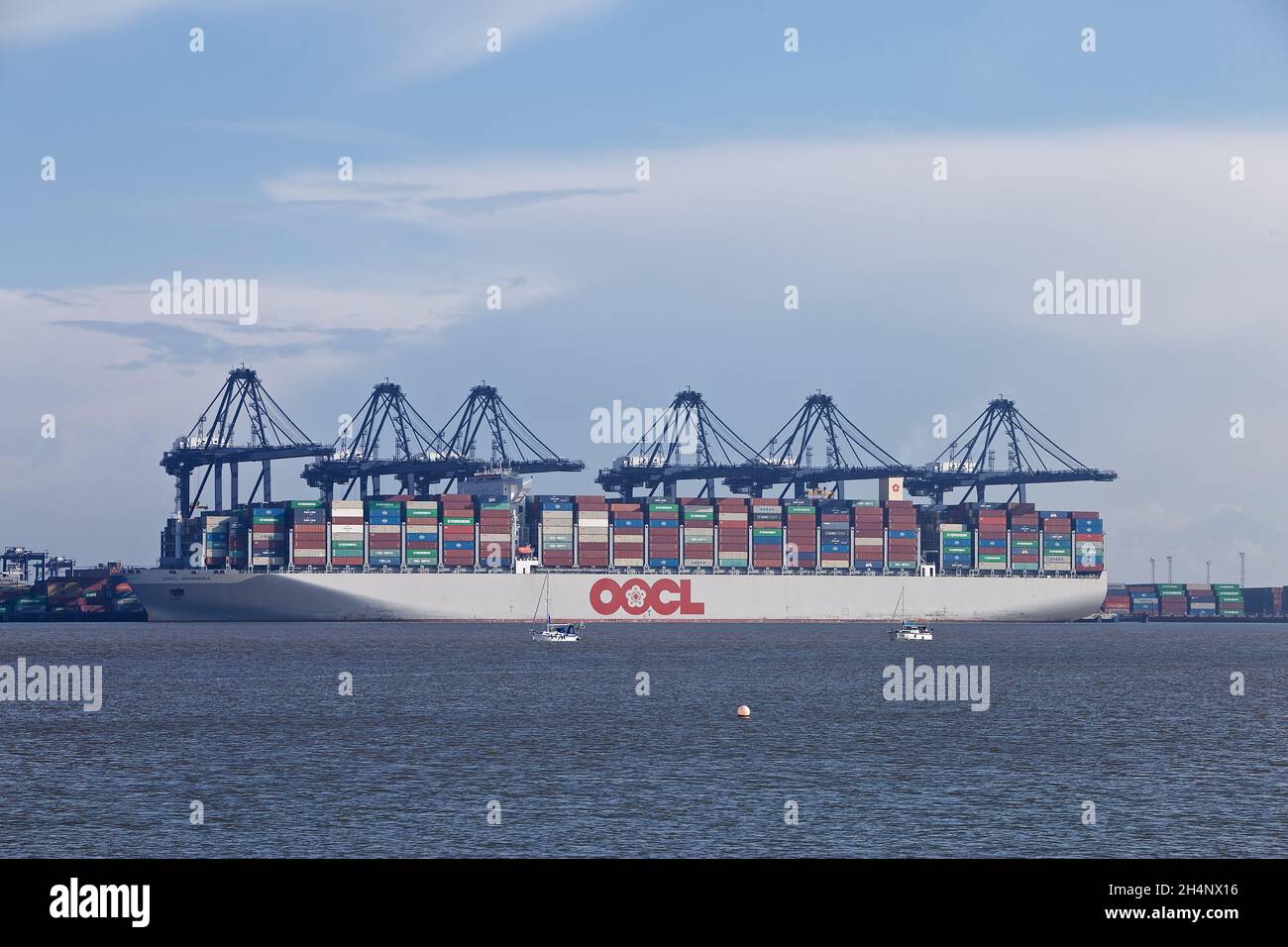 Das Containerschiff OOCL Indonesia dockte im Hafen von Felixstowe, Suffolk, Großbritannien, an. Stockfoto