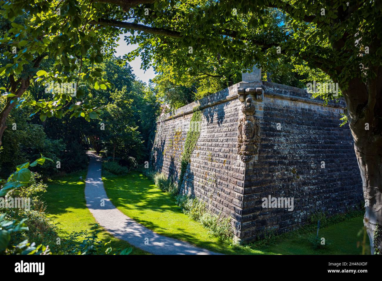 FORCHHEIM, DEUTSCHLAND - CA. AUGUST 2021: Die Stadtmauer von Forchheim, Bayern, Deutschland Stockfoto