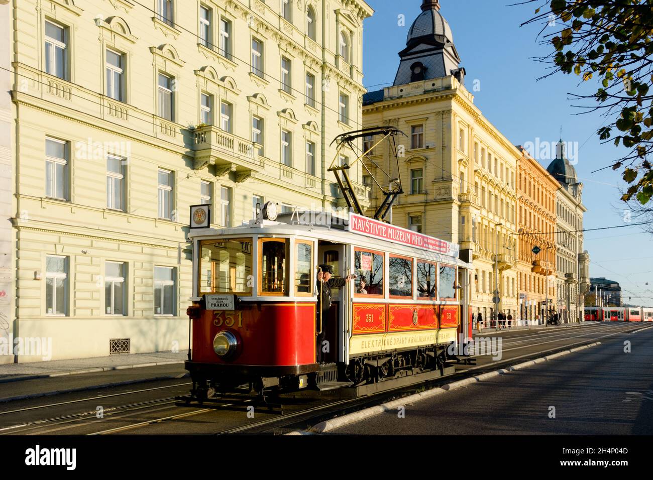 Historische Straßenbahn Prager Straßenbahn Tschechische Republik Tramleiter steht in der offenen Tür Stockfoto