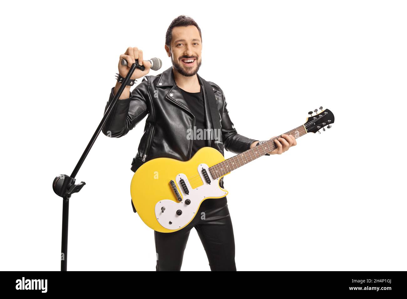 Männlicher Rockstar mit einer E-Gitarre, die auf einem Mikrofon singt, das auf weißem Hintergrund isoliert ist Stockfoto