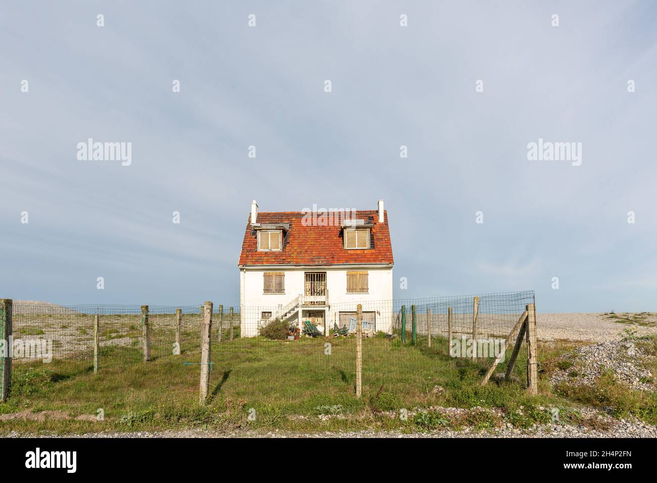 Isoliertes und verlassenes Haus, an einem Kieselstrand in Cayeux-sur-Mer gebaut. Opal Coast, Frankreich Stockfoto