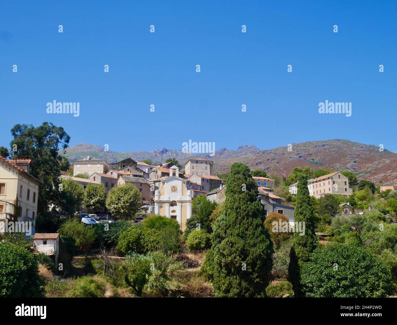 Blick auf Sorio, ein typisches korsisches Bergdorf im Nebbio-Tal, Korsika, Frankreich. Stockfoto