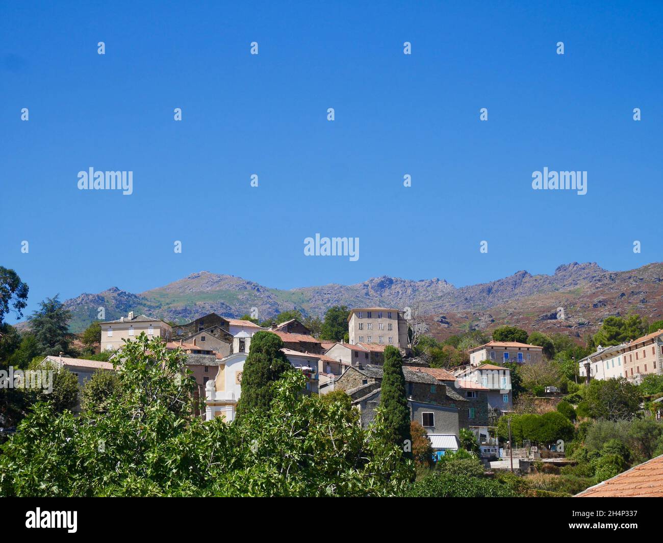 Blick auf Sorio, ein typisches korsisches Bergdorf im Nebbio-Tal, Korsika, Frankreich. Stockfoto