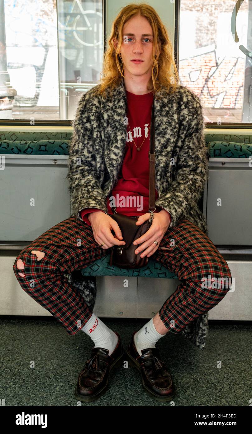 Berlin, Deutschland. Jungen Erwachsenen männlichen Musik Studenten per U-Bahn Pendeln durch die deutsche Hauptstadt. Stockfoto