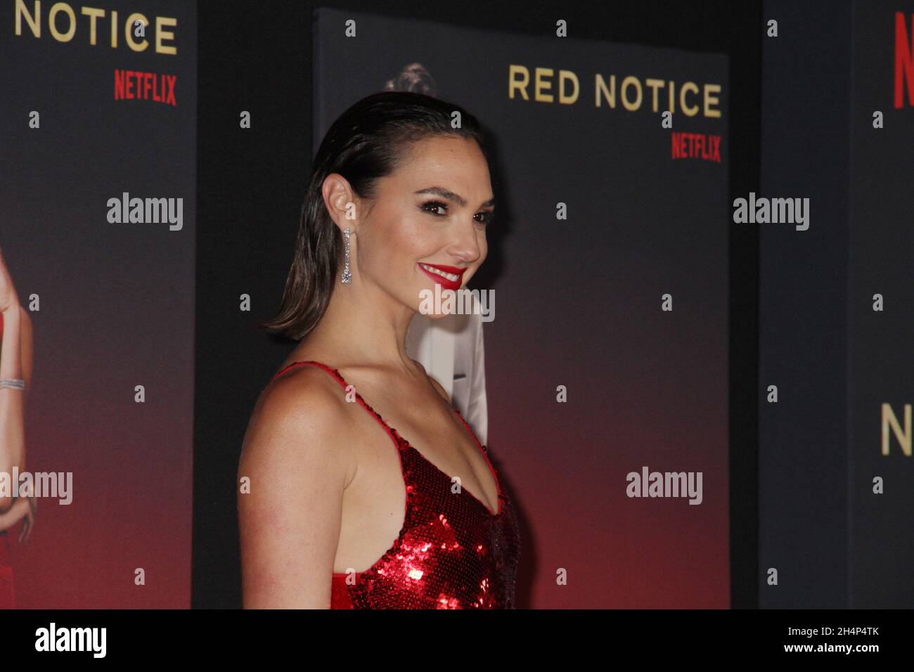 Los Angeles, USA. November 2021. Gal Gadot 11/03/2021 die Weltpremiere von "Red Notice" im La Live Xbox Plaza in Los Angeles, CA Credit: Cronos/Alamy Live News Stockfoto