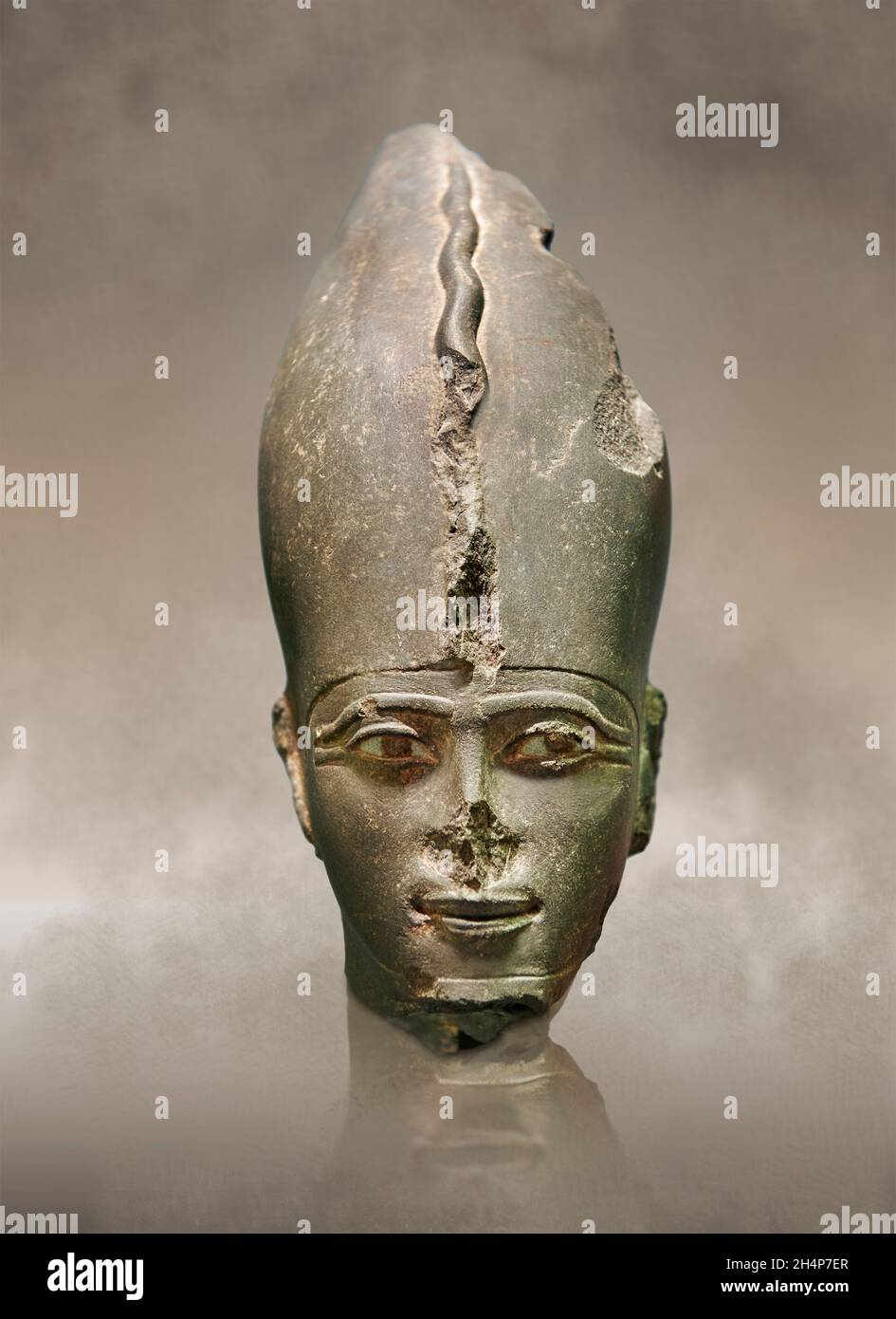 Alte ägyptische Statue Skulptur Kopf von Psamtik III, 664-596 v. Chr., 26. Dynastie, Grauwacke. Louvre Museum Inv. E10706. Psamtik III trägt das Weiß Stockfoto