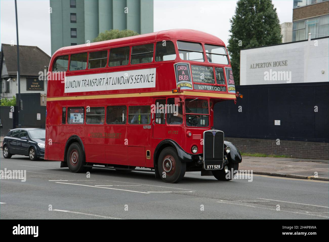 Ein erhaltener ehemaliger Londoner Transport AEC RT Bus RT 1702 fuhr durch Alperton auf dem Weg zu einer Busgarage, die am Tag der offenen Tür geöffnet war. Stockfoto