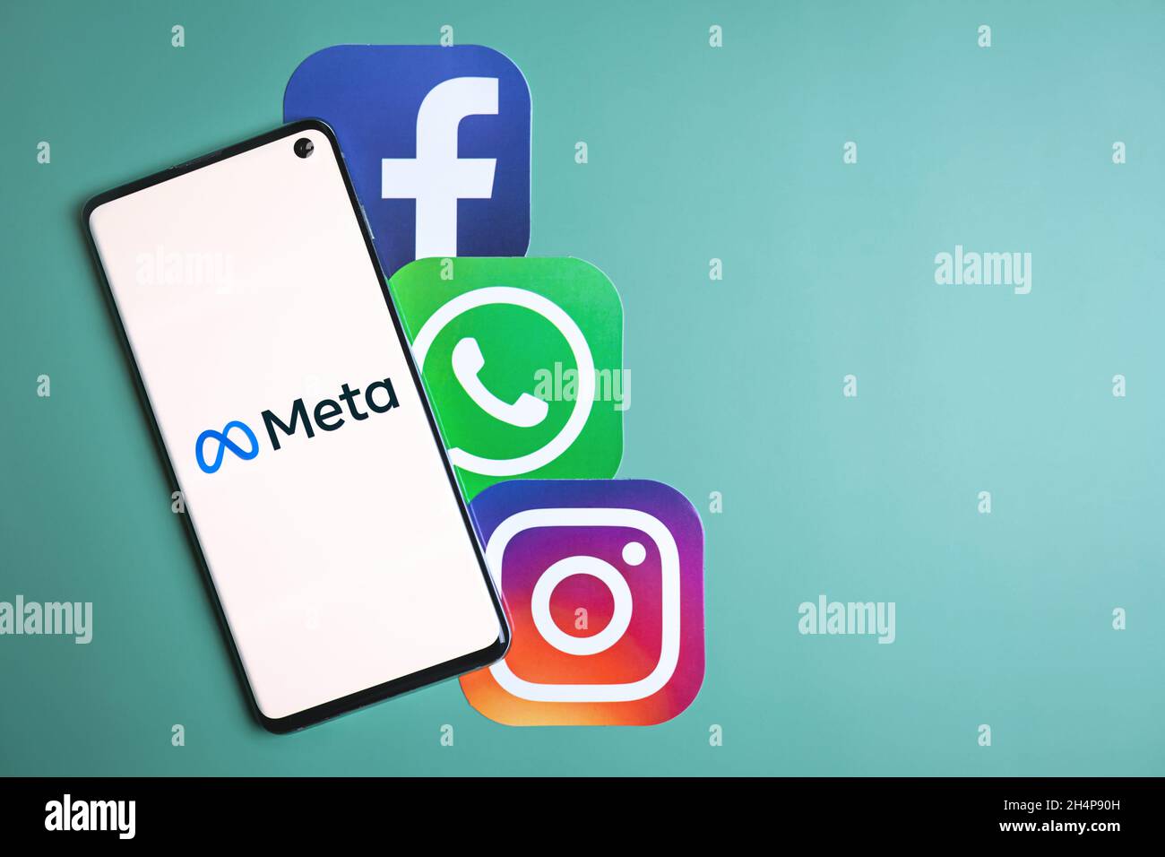 META-Logo auf dem Smartphone-Bildschirm neben Facebook-, Whatsapp- und Instagram-Symbolen. Facebook ändert den Firmennamen in Meta und konzentriert sich bei der Neumarkation auf Metaverse. Swansea, Großbritannien - 2. November 2021. Stockfoto