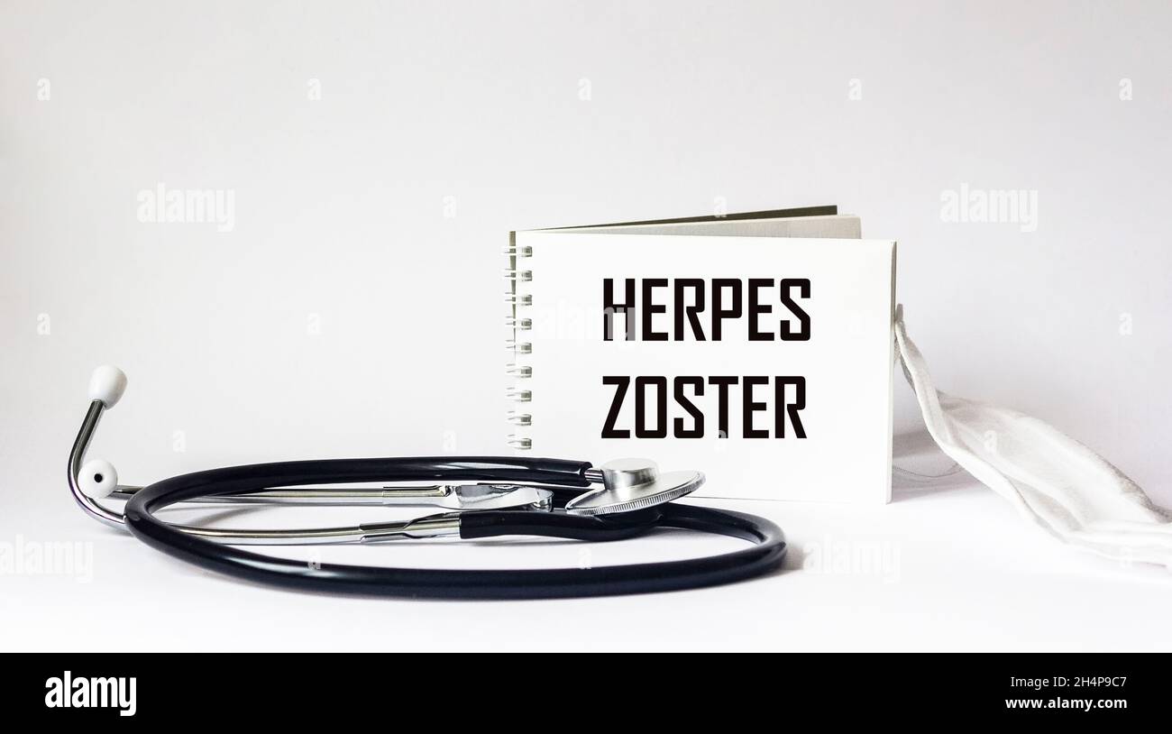 Herpes Medizin Konzept. Notizblock mit dem Wort Herpes Zoster und Stethoskop mit medizinischer Maske. Stockfoto