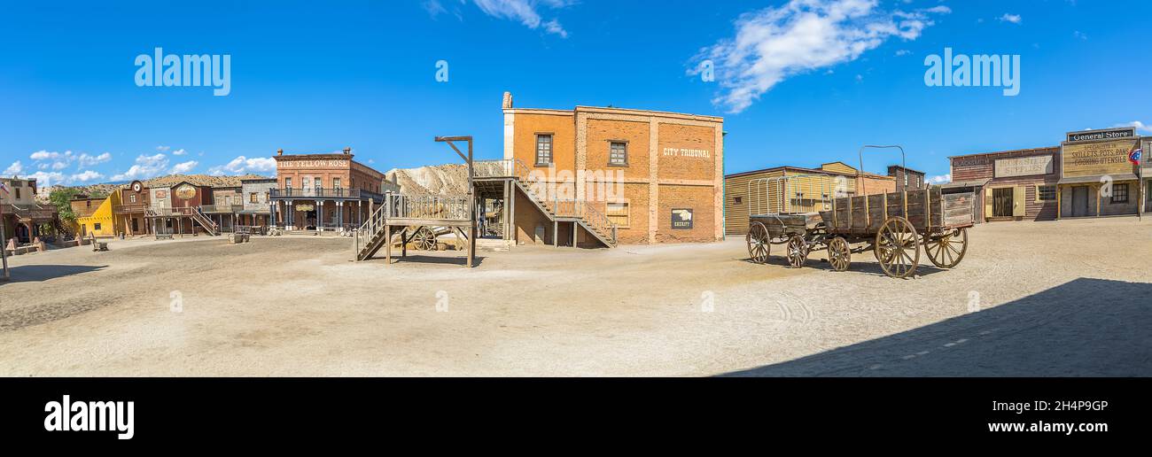 Alméria Spanien - 09 15 2021: Panoramablick auf die Oasys - Mini Hollywood, ein spanischer Themenpark im westlichen Stil, außerhalb des westlichen Cowboys-Szenarios, Stadt Stockfoto