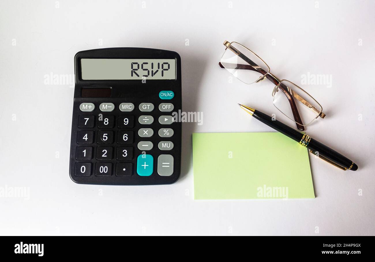 RSVP-Text auf dem Display des Rechners mit Bürowerkzeugen, Stift. Geschäfts- und Finanzkonzept. Stockfoto