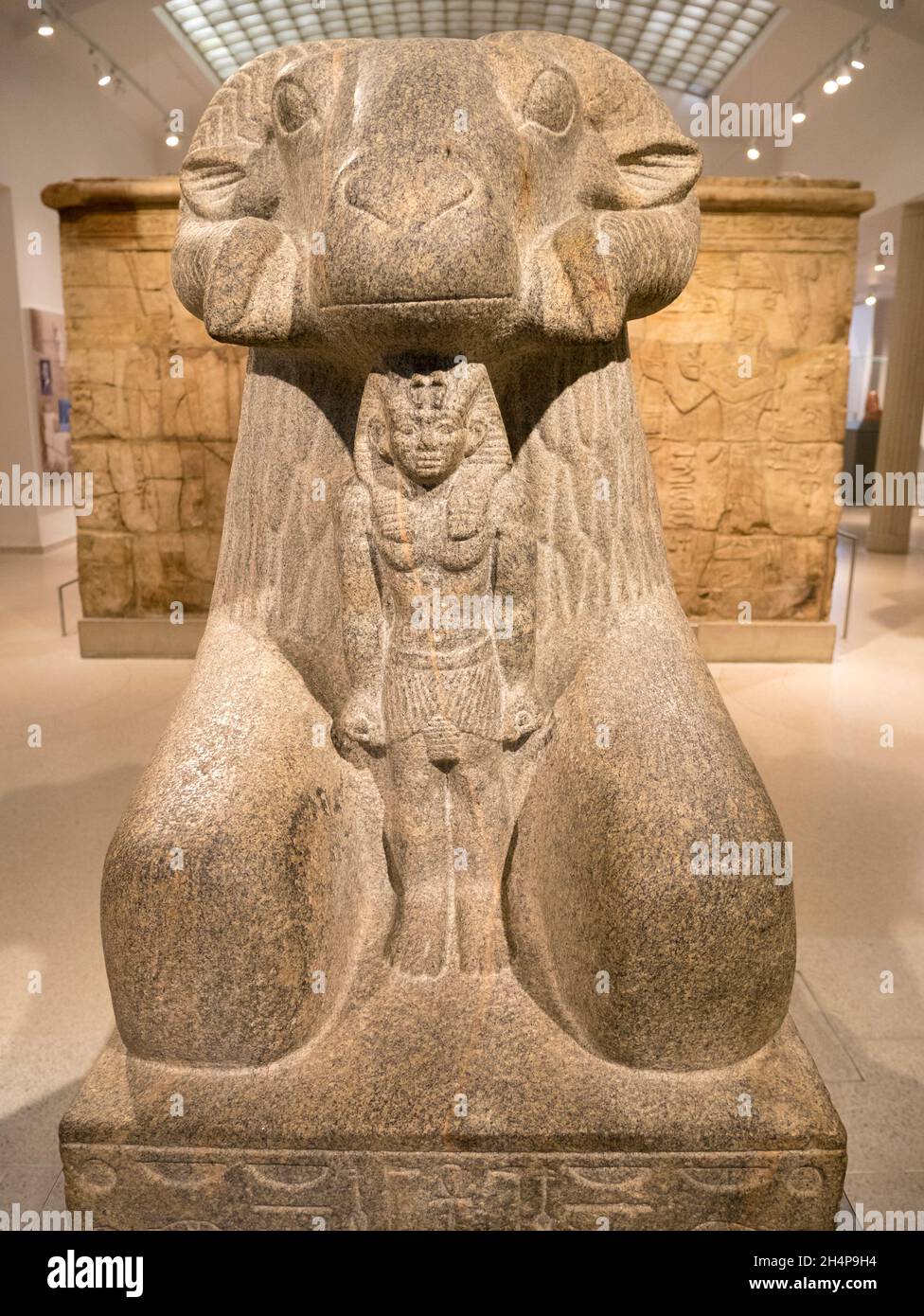 Skulptur des ägyptischen gottes Amun, mit Widder, ausgestellt im Ashmolean Museum. Amun ist der altägyptische gott der Sonne und der Luft und einer der m Stockfoto