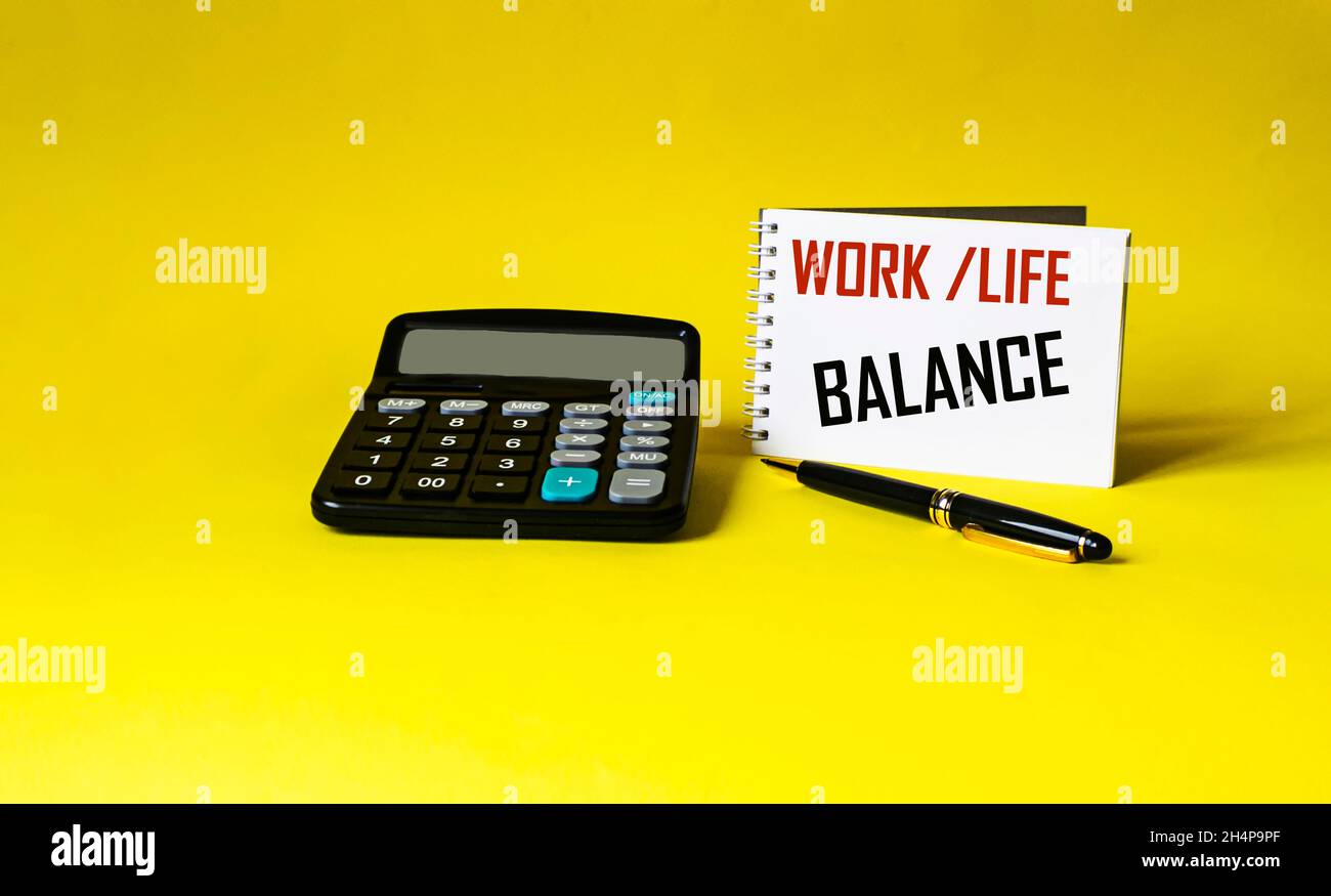 Notizblock mit Text zur Work-Life-Balance auf gelbem Hintergrund. Stockfoto
