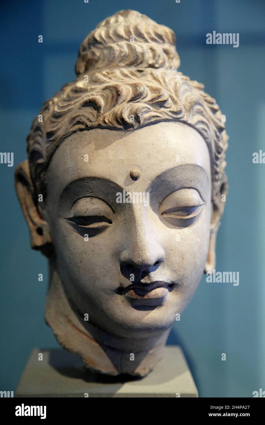 Ein wunderschöner Kopf des Buddha aus dem 17. Jahrhundert als junger Mann, der aus Afghanistan stammt und im Victoria and Albert Museum, London ausgestellt wurde. Der Stockfoto