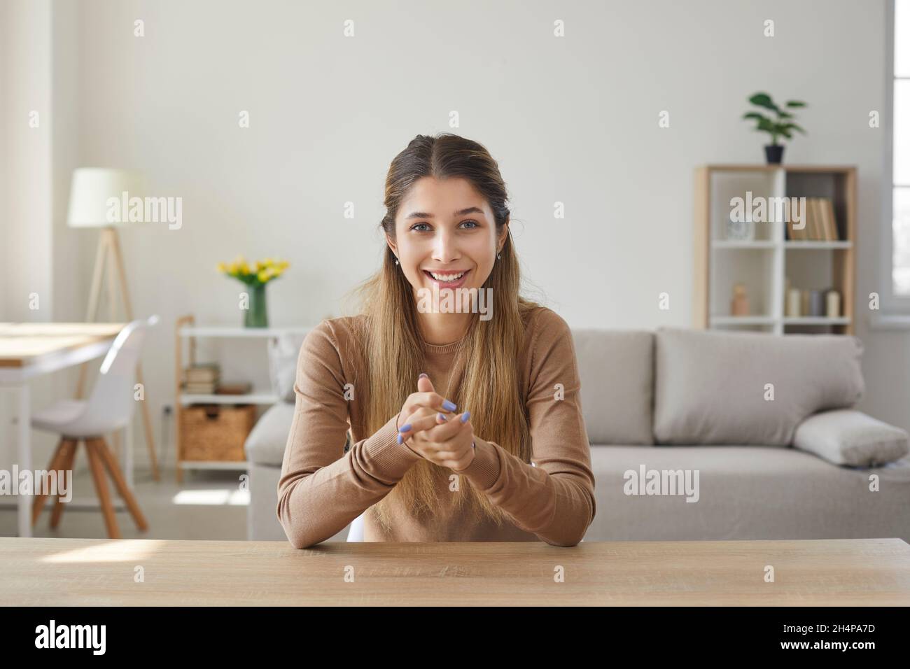 Schönes Teenager-Mädchen zu Hause vor der Webcam sitzen Remote arbeiten oder mit Freunden sprechen. Stockfoto