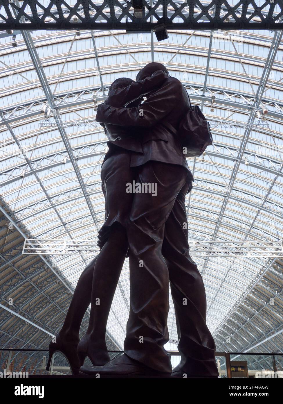 St. Pancras, London, ist einer der verkehrsreichsten Bahnhöfe im Vereinigten Königreich. Es ist von einer atemberaubenden Eisen- und Glasarchitektur aus viktorianischer Zeit geschmückt - und das auch Stockfoto