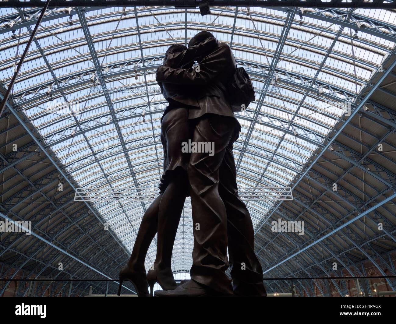 St. Pancras, London, ist einer der verkehrsreichsten Bahnhöfe im Vereinigten Königreich. Es ist von einer atemberaubenden Eisen- und Glasarchitektur aus viktorianischer Zeit geschmückt - und das auch Stockfoto
