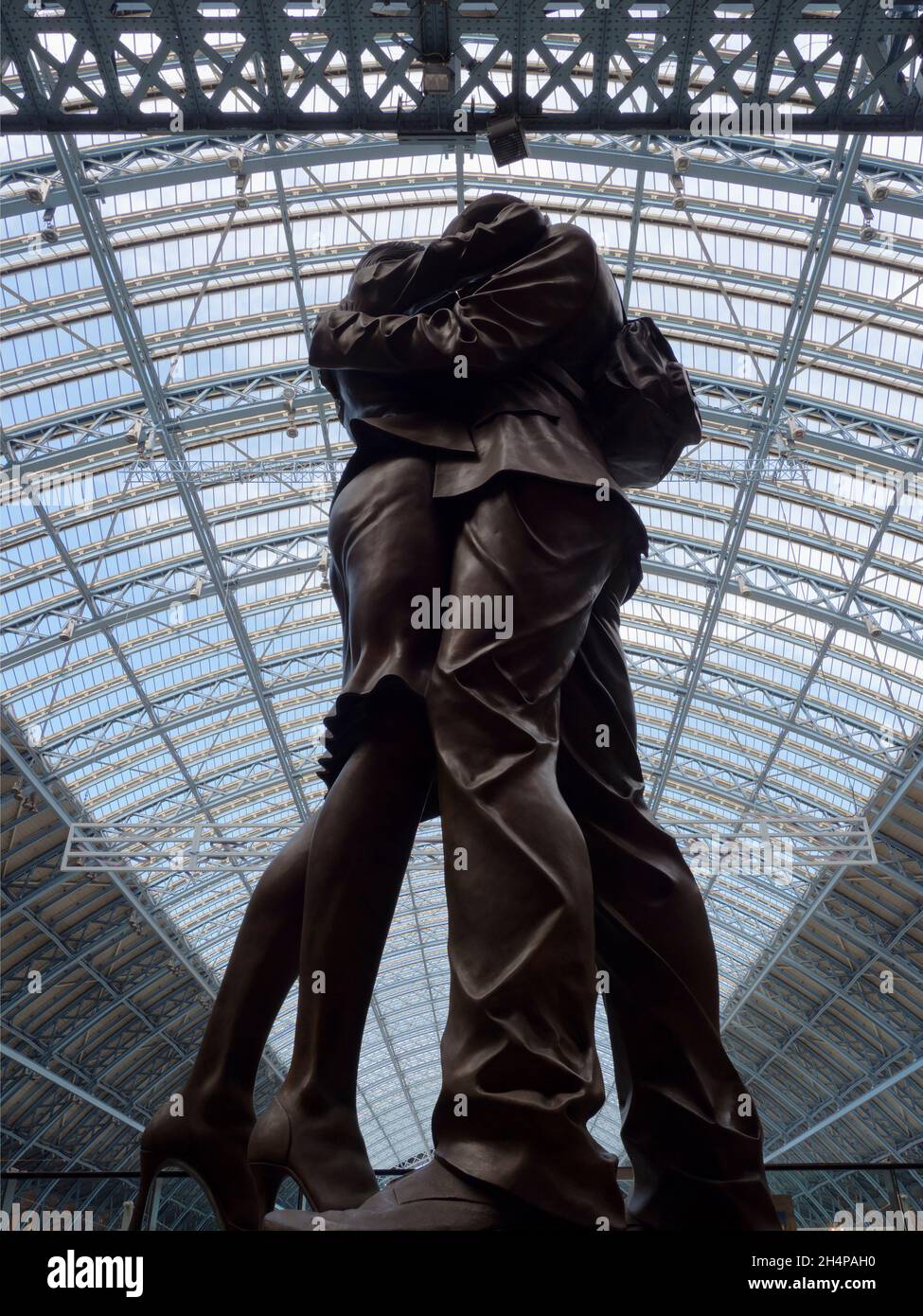 St. Pancras, London, ist einer der verkehrsreichsten Bahnhöfe im Vereinigten Königreich. Es ist von einer atemberaubenden Eisen- und Glasarchitektur aus viktorianischer Zeit geschmückt - und das auch Stockfoto