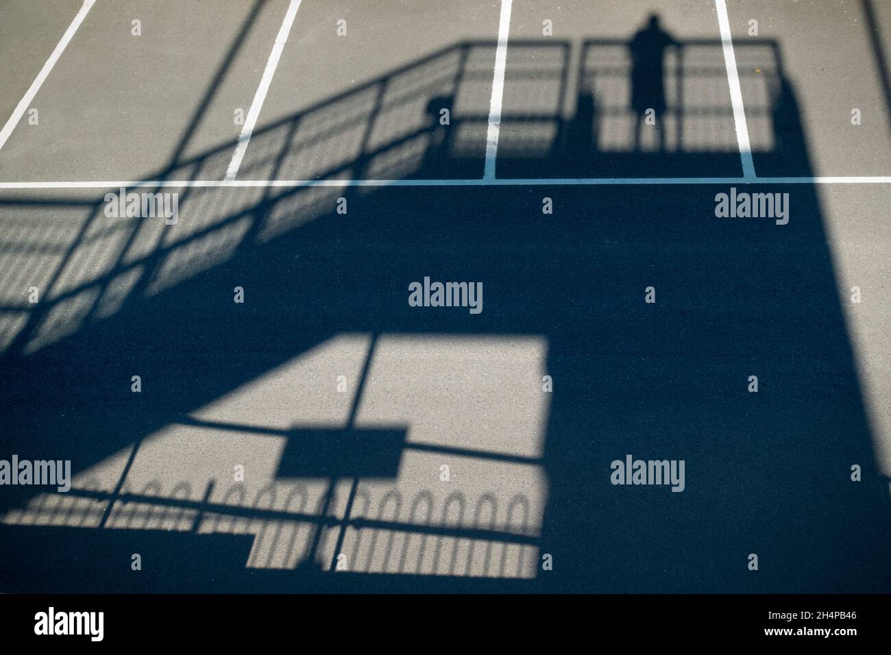 Hier, von der Fußgängerbrücke über die Gleise, sehen wir den Schatten des ITS, zusammen mit dem des Fotografen, am Radley Bahnhof. Es ist ein Stockfoto