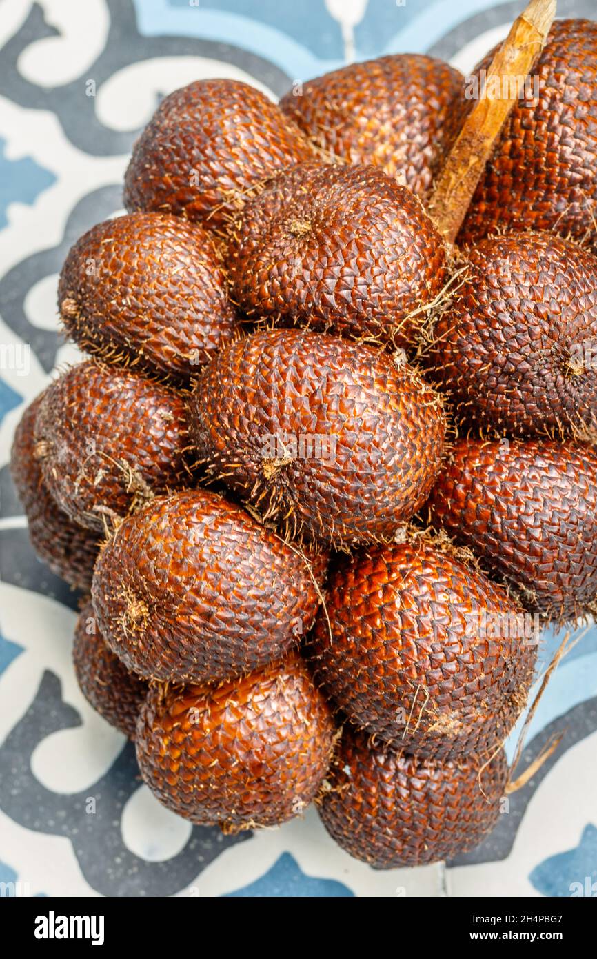 Salak Bali oder Snake Fruit, Bali, Indonesien. Vertikales Bild. Stockfoto