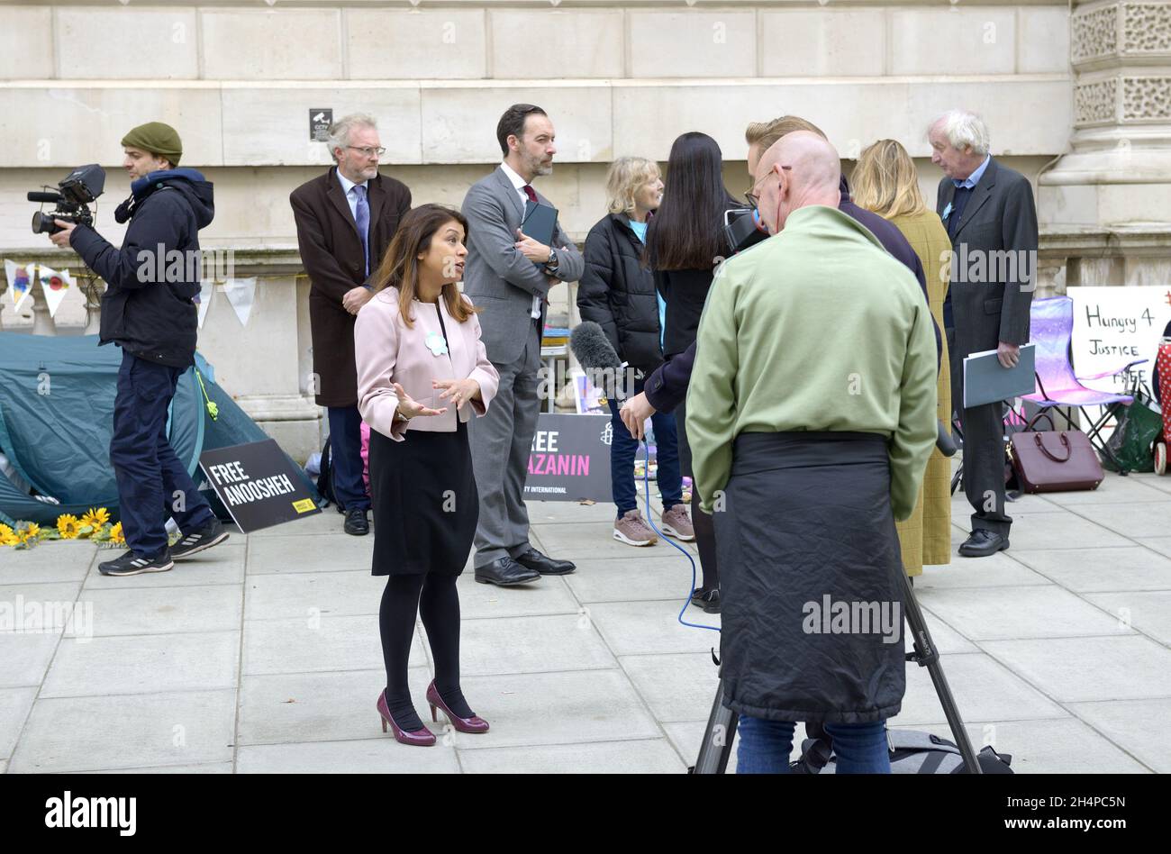 Tulip Siddiq MP (Labor: Hampstead and Kilburn) mit Richard Ratcliffe - Ehemann von Nazanine Zaghari-Ratcliffe, im Iran inhaftiert - kurz vor einem Meeti Stockfoto