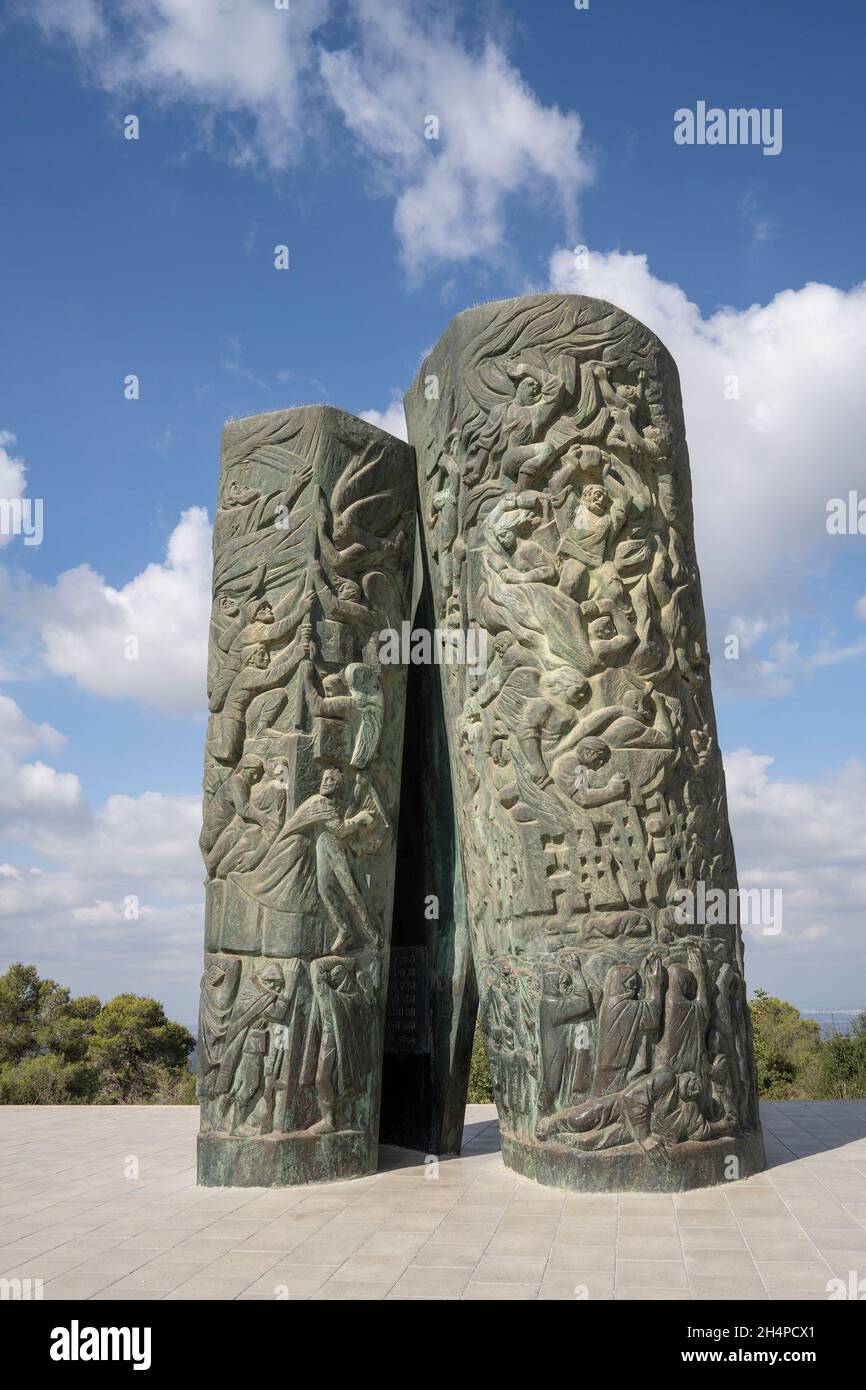 Judäa-Gebirge, Israel - 10. Oktober 2021: Das bronzene Holocaust-Mahnmal der „Feuerrolle“ in den Judäa-Bergen in der Nähe von Jerusalem, Israel. Stockfoto