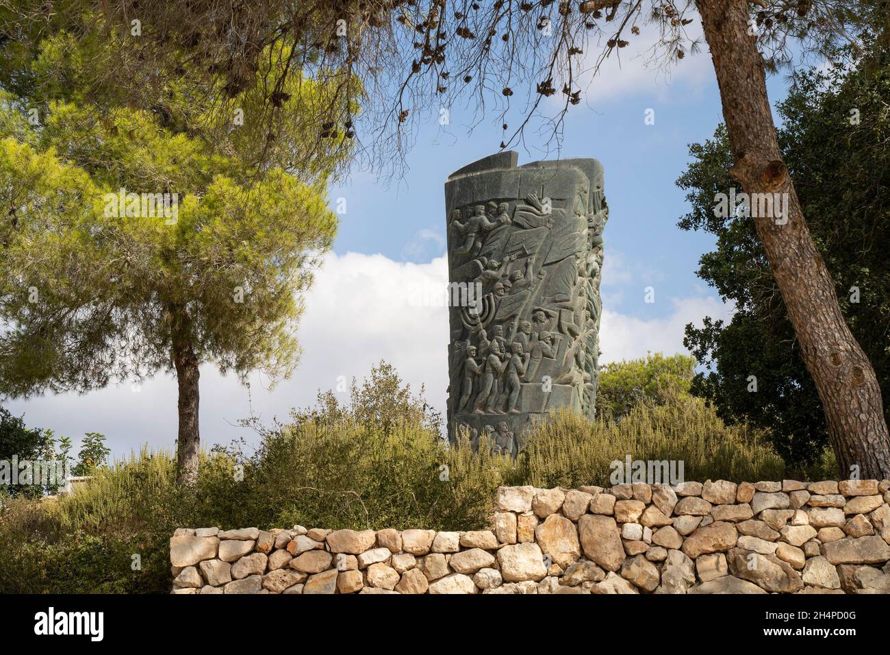 Judäa-Gebirge, Israel - 10. Oktober 2021: Das bronzene Holocaust-Mahnmal der „Feuerrolle“ in den Judäa-Bergen in der Nähe von Jerusalem, Israel. Stockfoto