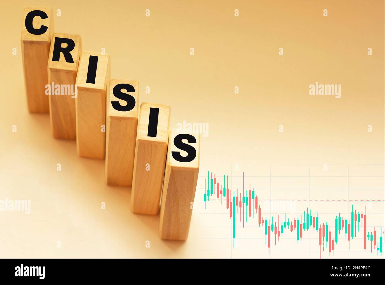 Text Krise auf Holzblöcken und Grafik auf hellem Hintergrund Stockfoto