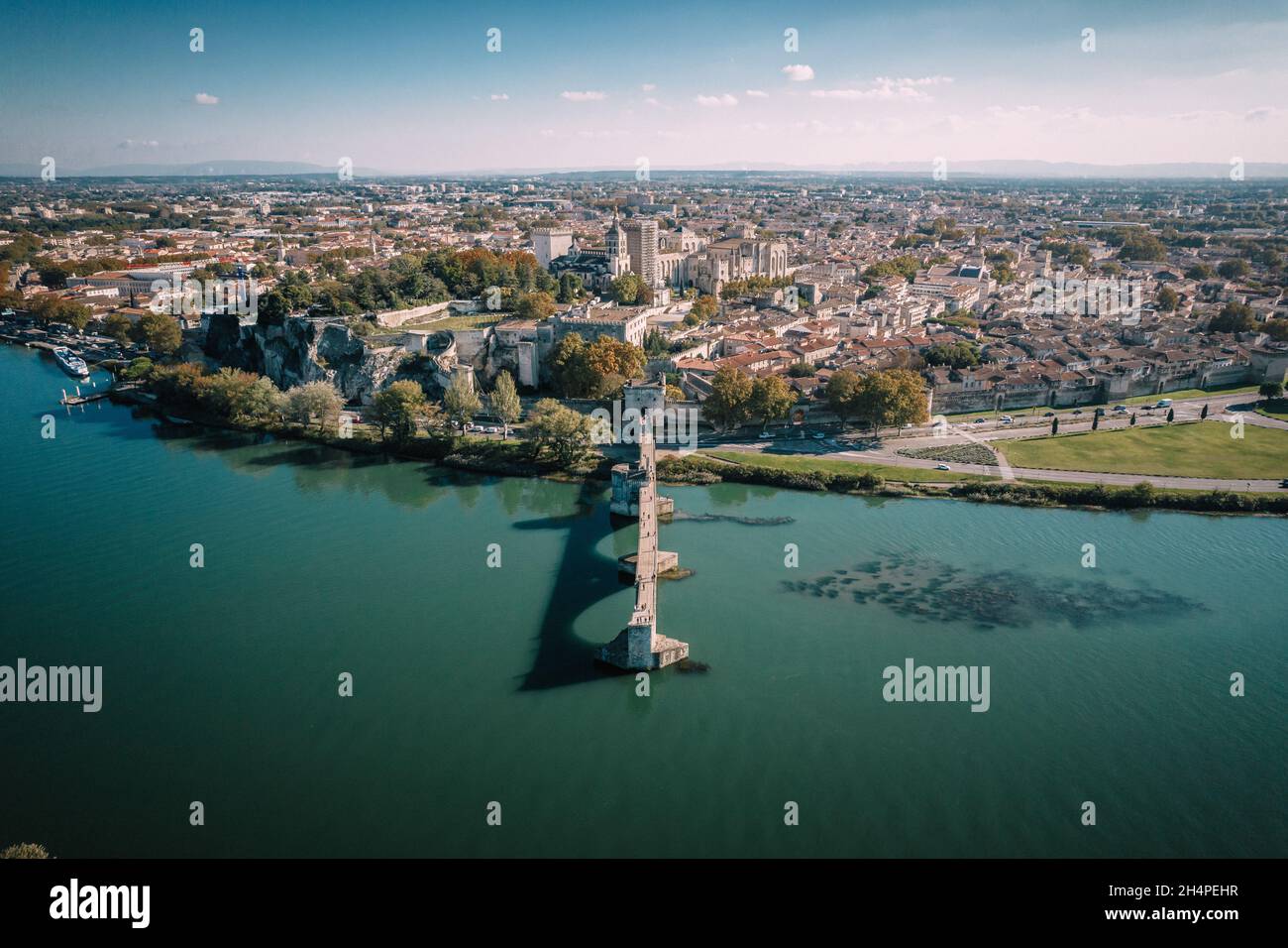 Luftaufnahme der Altstadt von Avignon, Le Pont Saint Benezet und des Papstpalastes in Avignon, Frankreich Stockfoto