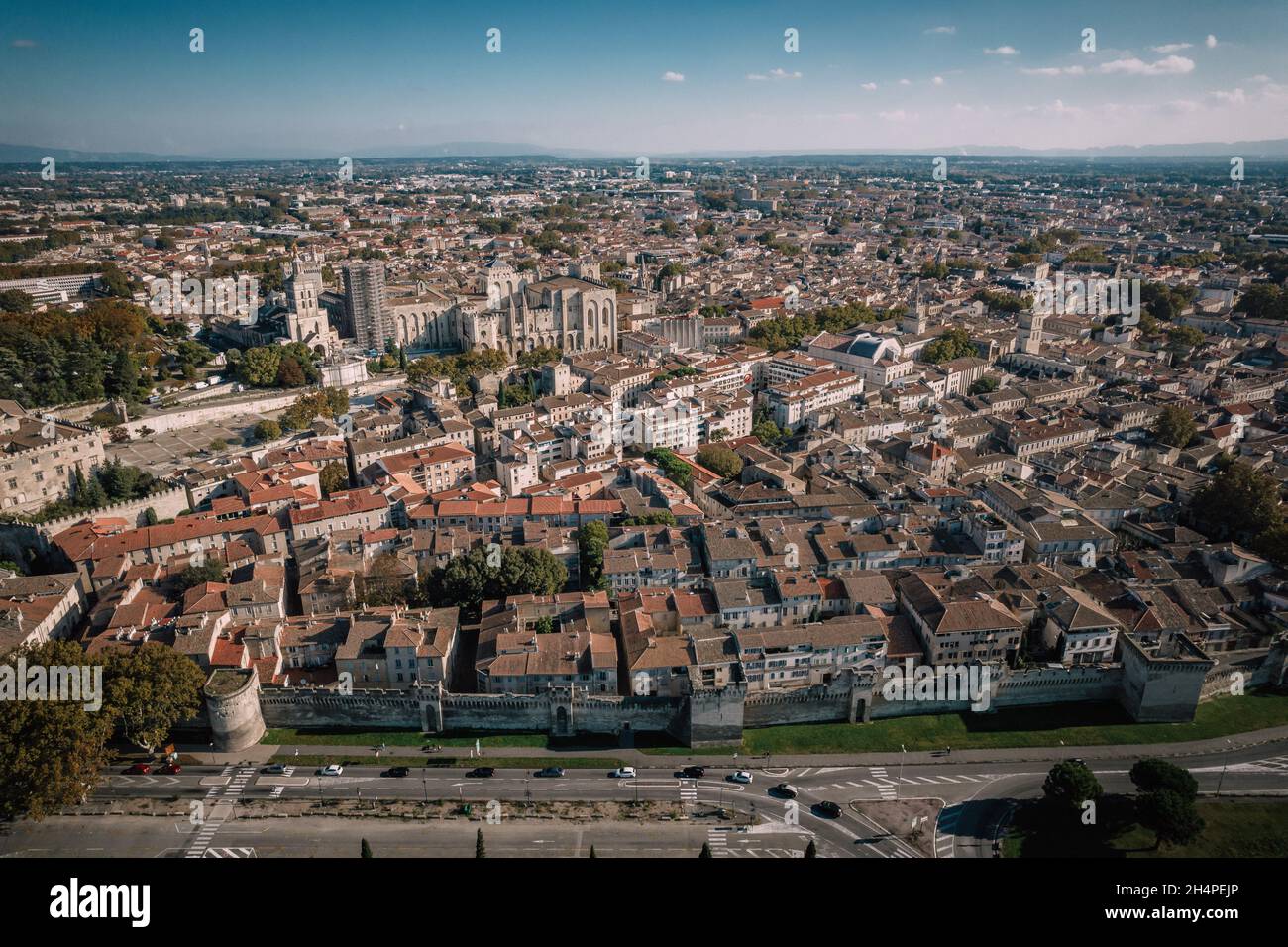 Luftaufnahme der Altstadt von Avignon, Le Pont Saint Benezet und des Papstpalastes in Avignon, Frankreich Stockfoto