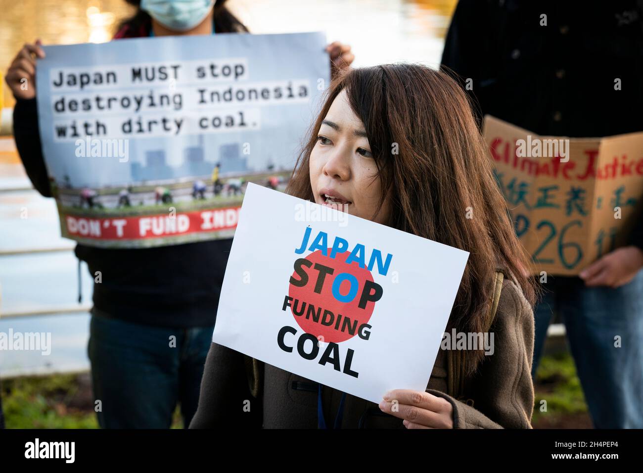 Ein Aktivist der Koalition No Coal Japan protestiert am Pacific Quay gegenüber dem COP26-Campus in Glasgow, um Japan zu fordern, die Finanzierung von Kohleprojekten im Ausland einzustellen und bis 2030 die heimische Kohle zu beenden. Bilddatum: Donnerstag, 4. November 2021. Stockfoto