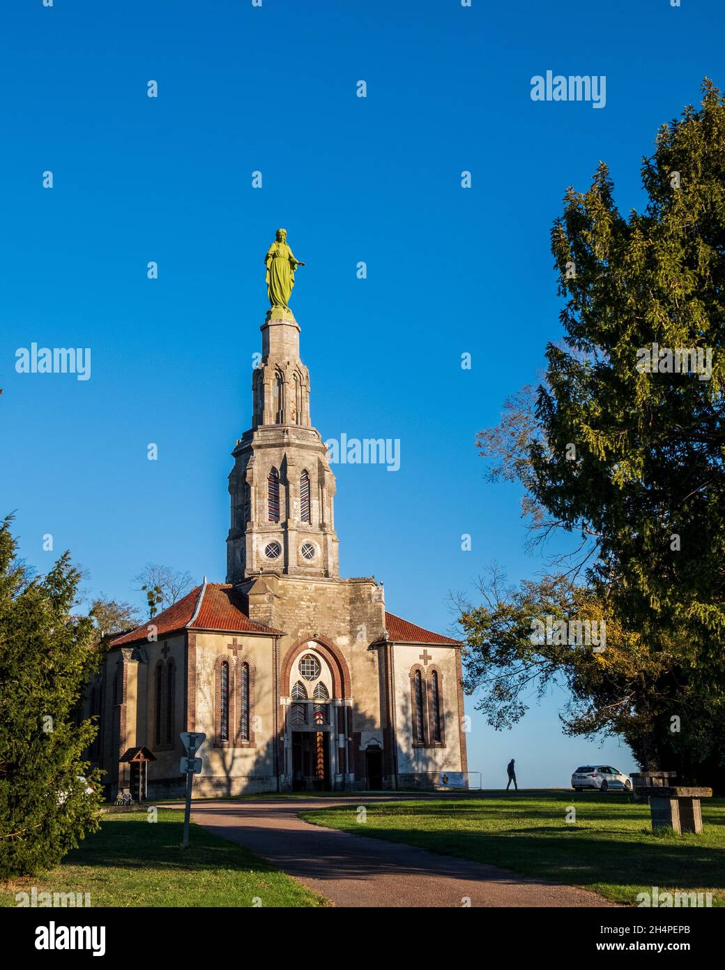 Chapelle Saint Joseph des Anges auf einem Hügel außerhalb von Villeneuve-au-Chemin, Frankreich, mit einer gusseisernen Statue der Maria, die auf dem Turm sitzt. Stockfoto