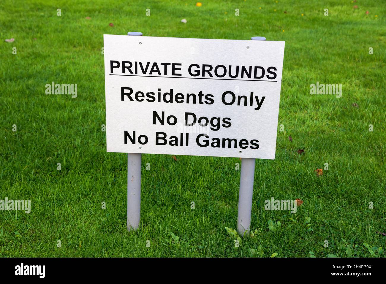 Ein Verbotsschild, das Ballspiele für eine gehobene Wohnimmobilienentwicklung verbietet. Stockfoto